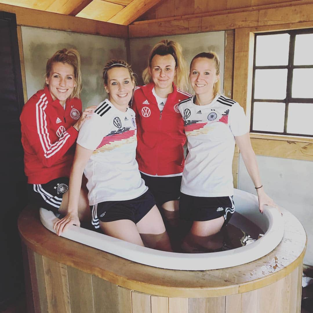 Verena Faisstさんのインスタグラム写真 - (Verena FaisstInstagram)「🔋-loading before our game tomorrow against japan 🇯🇵🎎 #eisbad #wiedersehenmitmana #paderborn #16uhr #zdf」4月9日 4時38分 - vereni2205