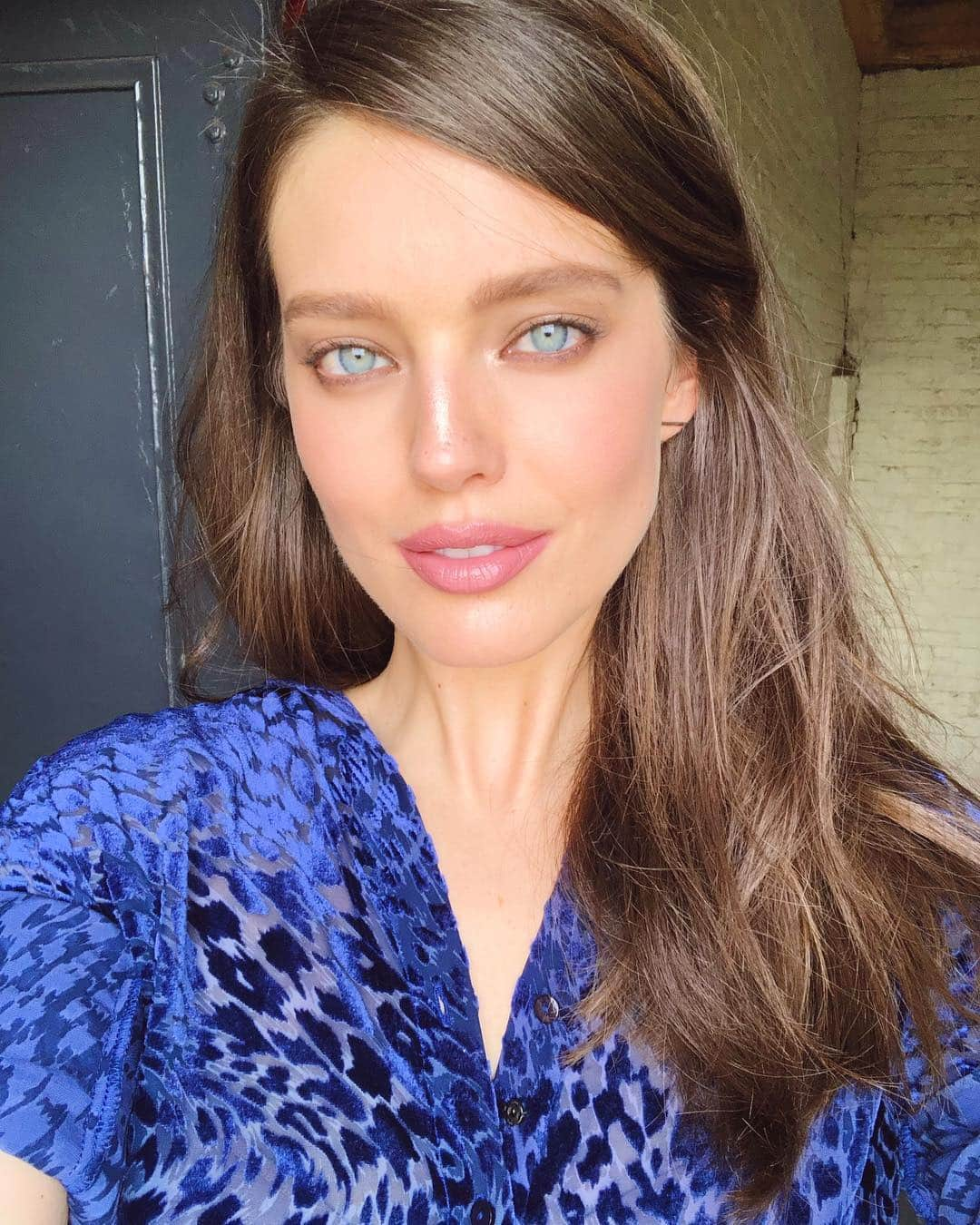 エミリー・DiDonatoさんのインスタグラム写真 - (エミリー・DiDonatoInstagram)「When the sun comes out ☀️ 🙏🏻#onset today with @maybelline @erinparsonsmakeup @kennalandny @elizabethsulcer @raisingkaned」4月9日 4時30分 - emilydidonato