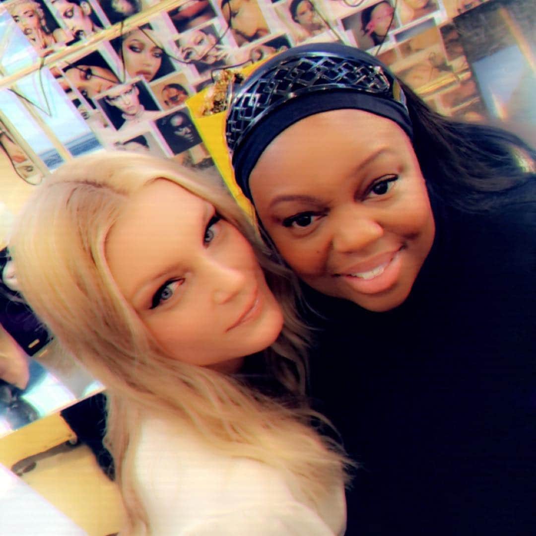 ジェシカ・スタムのインスタグラム：「Kisses and congratulations to @PatMcgrathReal on transforming @TheOfficialSelfridges into “A Technicolor Odyssey” #PatMcgrathLabs #PatTakesLondon ⚡️⚡️⚡️」