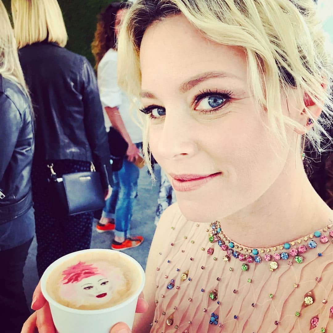 エリザベス・バンクスさんのインスタグラム写真 - (エリザベス・バンクスInstagram)「Thanks Brian for making me this #Effie latte. I drank myself.」4月9日 4時37分 - elizabethbanks