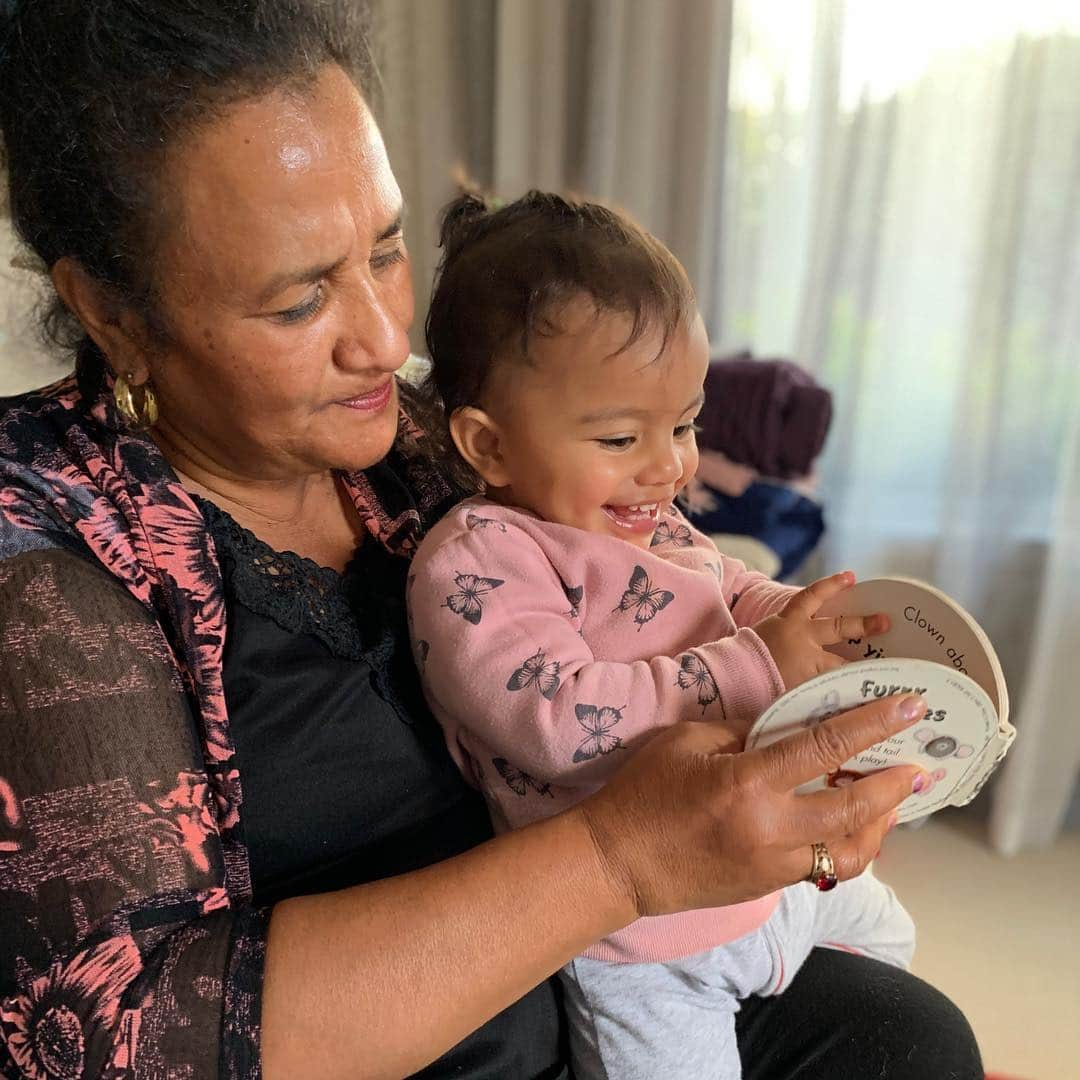 バレリー・アダムスさんのインスタグラム写真 - (バレリー・アダムスInstagram)「Kimoana and grandma. They have such a beautiful relationship 💓 Blessed beyond words to have mum with us for a while to help. ❤️ #family #grateful #blessed」4月9日 4時42分 - valerieadams84