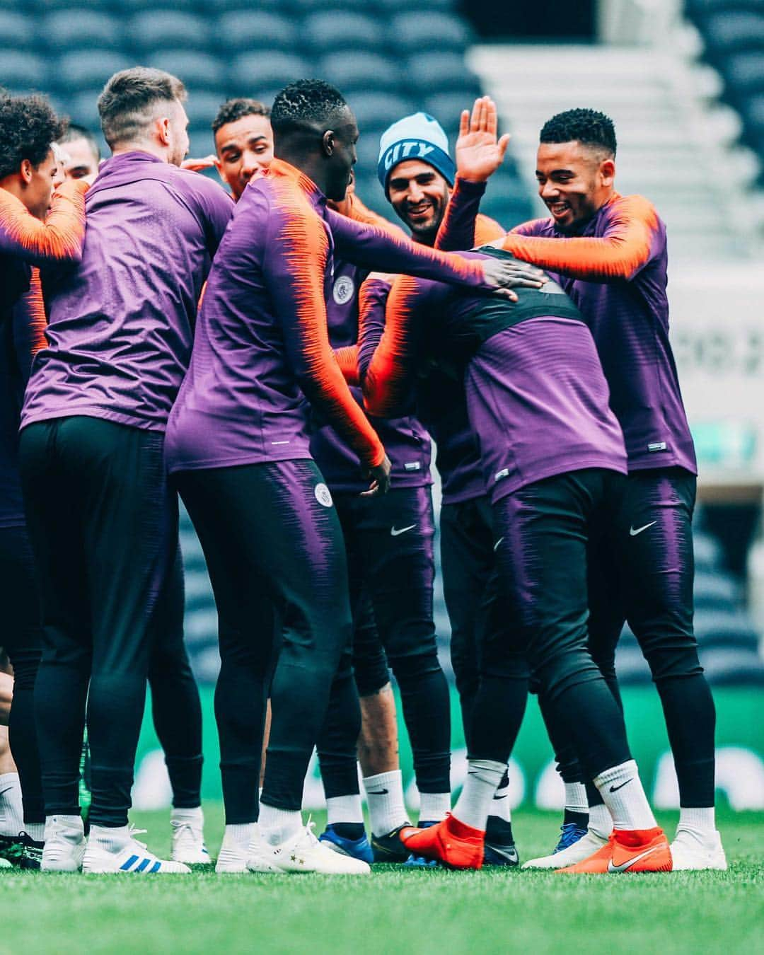 マンチェスター・シティFCさんのインスタグラム写真 - (マンチェスター・シティFCInstagram)「Running the gauntlet! 😀 #mancity」4月9日 4時43分 - mancity