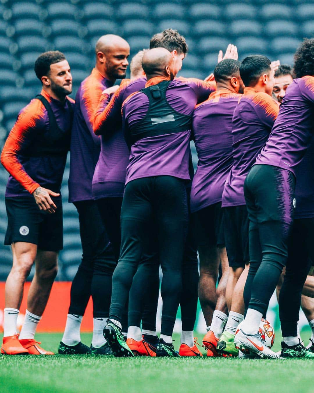 マンチェスター・シティFCさんのインスタグラム写真 - (マンチェスター・シティFCInstagram)「Running the gauntlet! 😀 #mancity」4月9日 4時43分 - mancity