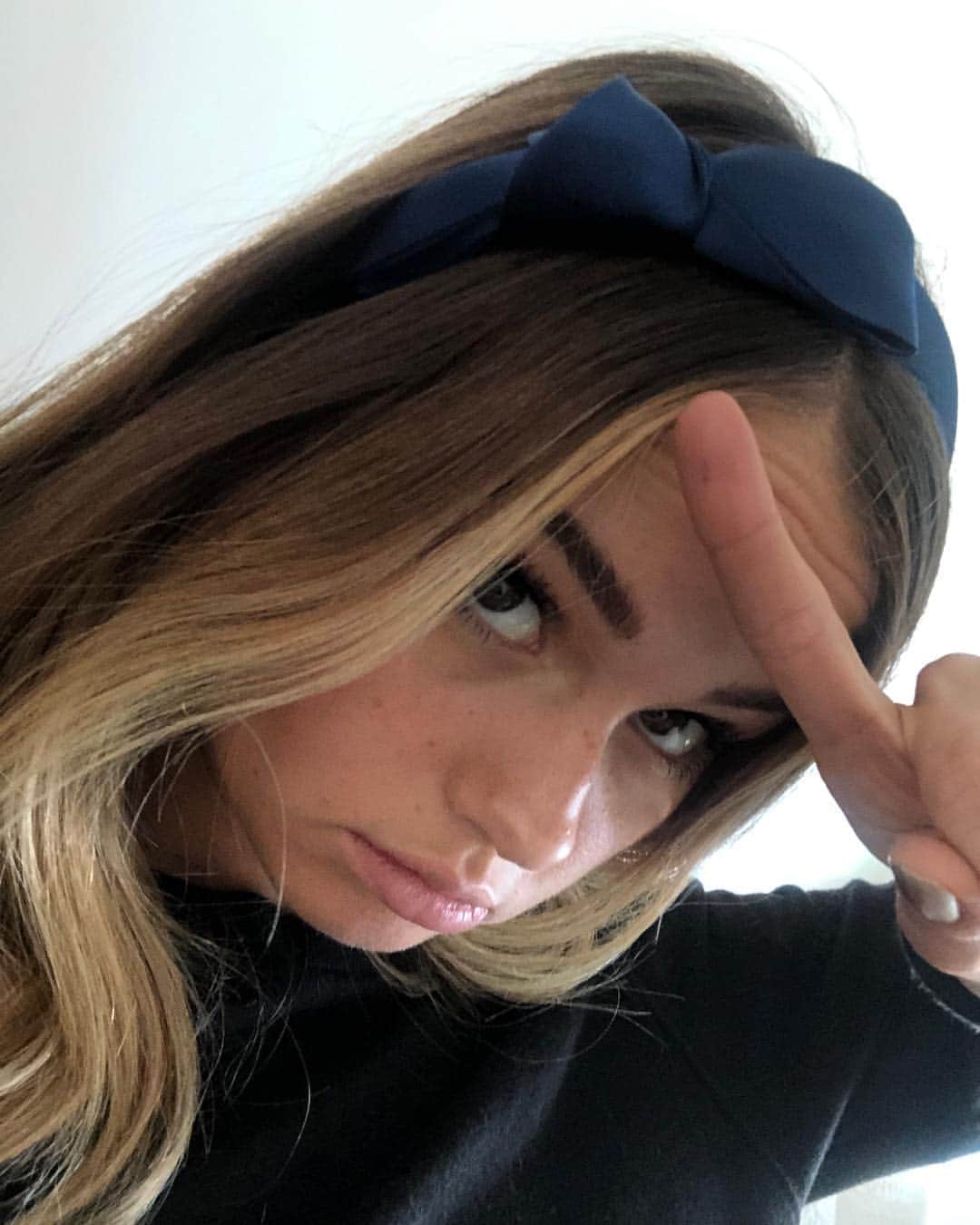 デビー・ライアンのインスタグラム：「forgot to sleep but remembered my headband」