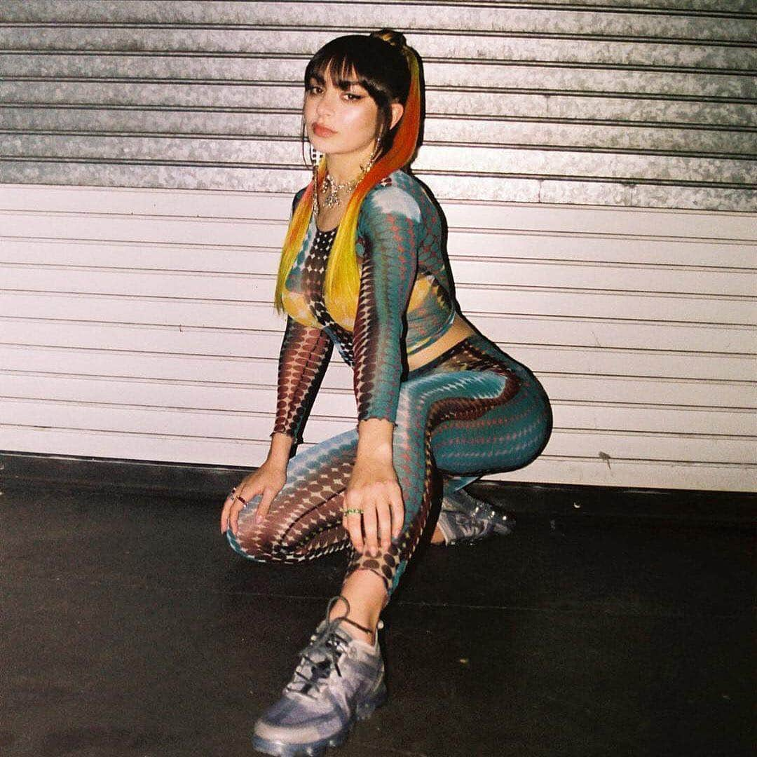 Vogueさんのインスタグラム写真 - (VogueInstagram)「@charli_xcx teased a forthcoming music video with a shot of herself in a spandex suit printed with brown, yellow, and ocean blue dots that had been pulled from @jpgaultierofficial's Fall 1995 runway. Gaultier debuted the Y2K-era print in the “Cyber” collection, a Mad Max–inspired show that presented everything from orange puffer gowns to feather-fringed suits, but the standout cyber dot suit was the most futuristic of the lot. It’s a fitting choice for Charli given her penchant for hyper-slick, ’90s-style visuals. Tap the link in our bio to learn more. Photo by @hredcliffe」4月9日 4時45分 - voguemagazine