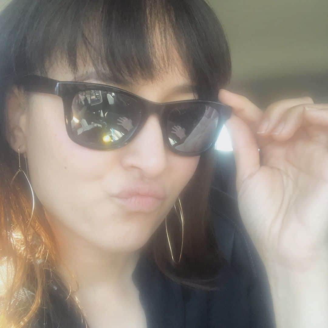 のインスタグラム：「When you borrow your child’s sunglasses... because you live in sunny California. 😎 #thatsme #funny #thankyou #toddlerglasses #sunglasses 眩しい日にはたまに子供のサングラスを借りる時があるよね。 ね？ #あるある #あるかな #ない」