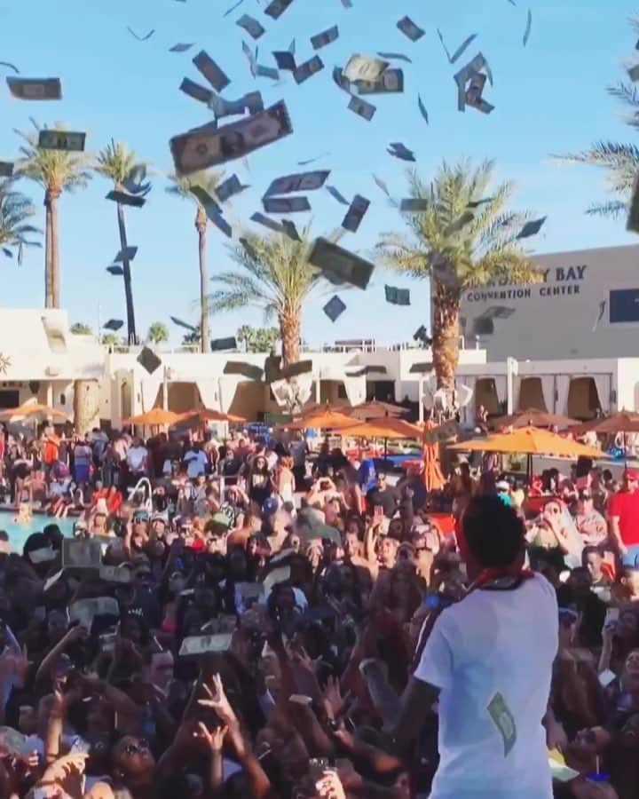 ソウルジャ・ボーイ・テレムのインスタグラム：「Ain’t no party like that Big Drako party ❗️💵🤦🏾‍♂️😱🧡🤷🏾‍♂️🚨」