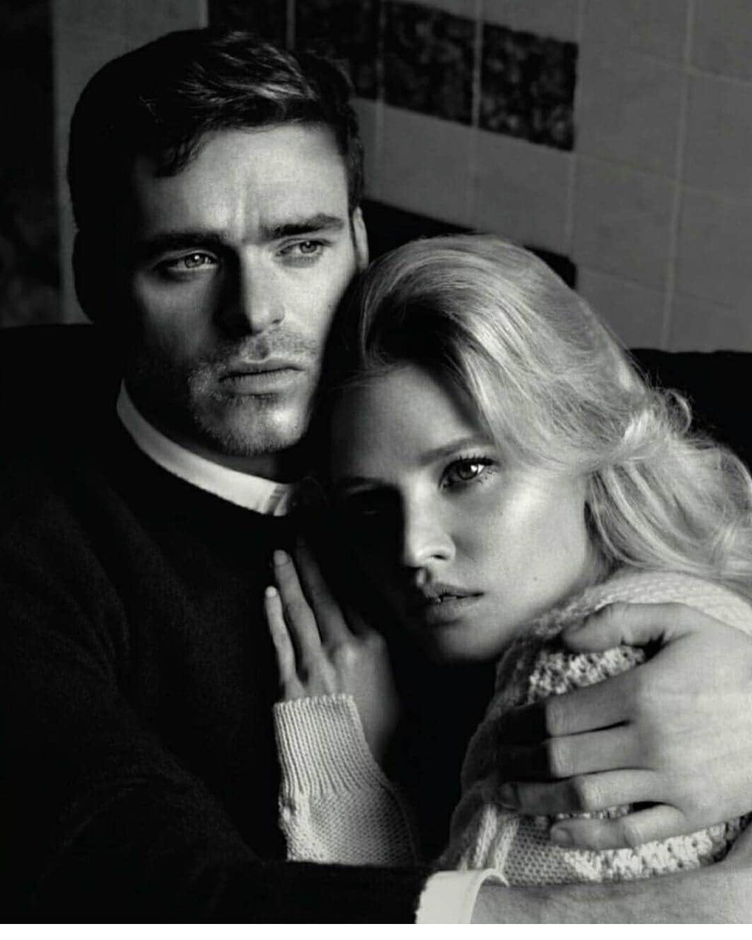 ララ・ストーンさんのインスタグラム写真 - (ララ・ストーンInstagram)「Tough day at work with @maddenrichard by @alasdairmclellan for @britishvogue 💕 @kphelan123 @anthonyturnerhair @lynseyalexander @pebblesnails 💕」4月9日 4時59分 - lara_stone