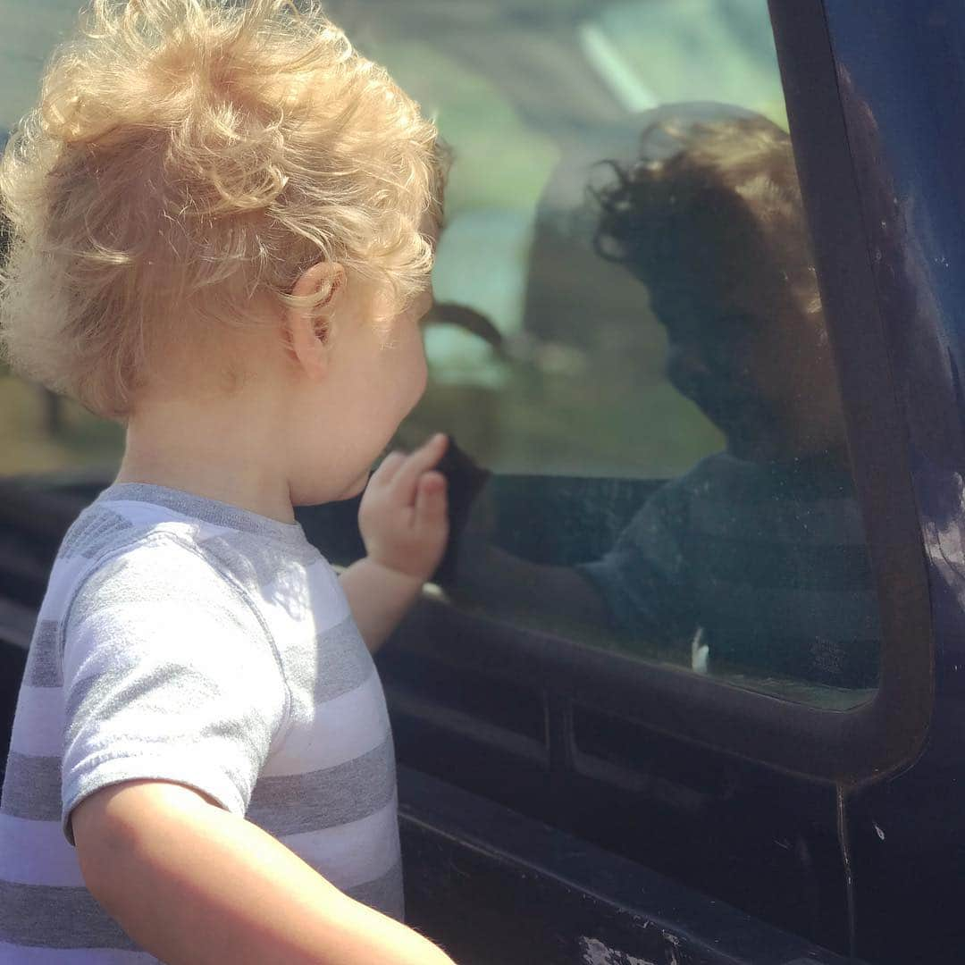 ジェッサ・ダガーさんのインスタグラム写真 - (ジェッサ・ダガーInstagram)「Farm truck beds are for exploring. 👦🏻👦🏼 They spent 20 min picking up every little pebble they could find and throwing them out into the yard. 😄 Thought these pics of the bros were too sweet not to share! 💙💙 . P.S. Yes, we’re barefoot, and we kept away from the roll of barbed wire, and he didn’t get to keep the prized nail that he found. 😂 There. Beat ya to it. .  Hope y’all have lovely weather too, and that you get an opportunity to go outside today and enjoy it! 😍」4月9日 5時00分 - jessaseewald