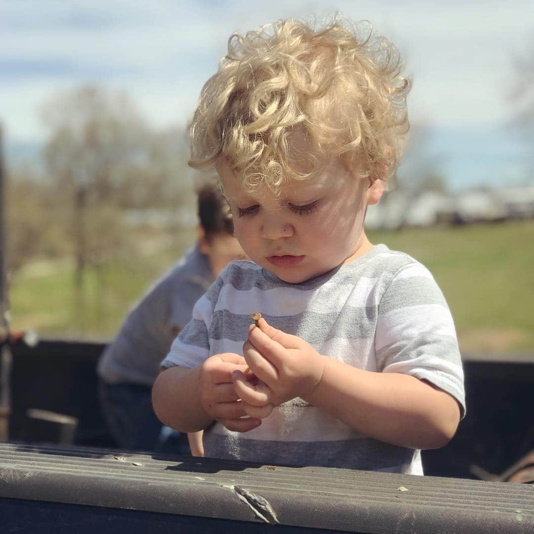 ジェッサ・ダガーさんのインスタグラム写真 - (ジェッサ・ダガーInstagram)「Farm truck beds are for exploring. 👦🏻👦🏼 They spent 20 min picking up every little pebble they could find and throwing them out into the yard. 😄 Thought these pics of the bros were too sweet not to share! 💙💙 . P.S. Yes, we’re barefoot, and we kept away from the roll of barbed wire, and he didn’t get to keep the prized nail that he found. 😂 There. Beat ya to it. .  Hope y’all have lovely weather too, and that you get an opportunity to go outside today and enjoy it! 😍」4月9日 5時00分 - jessaseewald