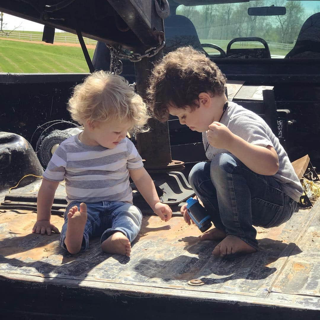 ジェッサ・ダガーさんのインスタグラム写真 - (ジェッサ・ダガーInstagram)「Farm truck beds are for exploring. 👦🏻👦🏼 They spent 20 min picking up every little pebble they could find and throwing them out into the yard. 😄 Thought these pics of the bros were too sweet not to share! 💙💙 . P.S. Yes, we’re barefoot, and we kept away from the roll of barbed wire, and he didn’t get to keep the prized nail that he found. 😂 There. Beat ya to it. .  Hope y’all have lovely weather too, and that you get an opportunity to go outside today and enjoy it! 😍」4月9日 5時00分 - jessaseewald