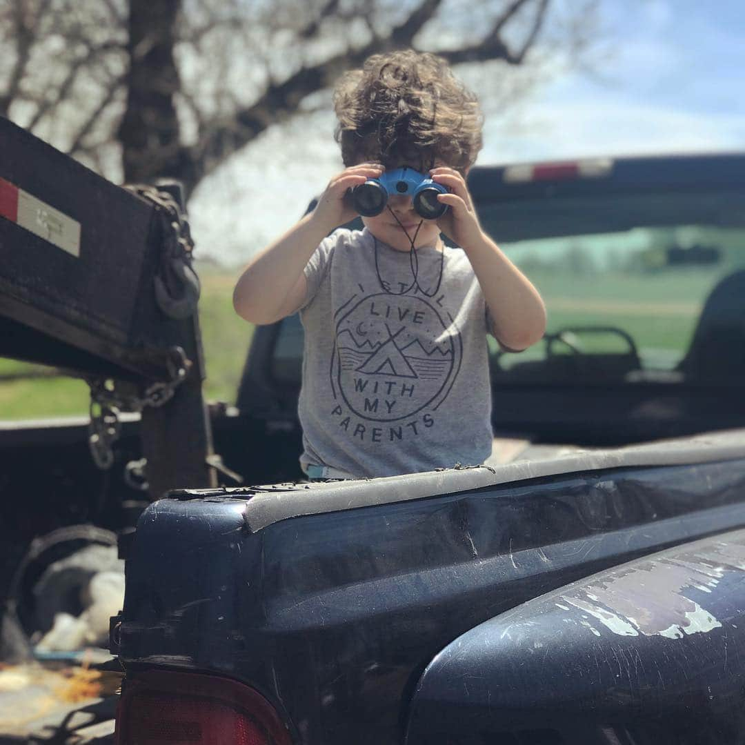 ジェッサ・ダガーさんのインスタグラム写真 - (ジェッサ・ダガーInstagram)「Farm truck beds are for exploring. 👦🏻👦🏼 They spent 20 min picking up every little pebble they could find and throwing them out into the yard. 😄 Thought these pics of the bros were too sweet not to share! 💙💙 . P.S. Yes, we’re barefoot, and we kept away from the roll of barbed wire, and he didn’t get to keep the prized nail that he found. 😂 There. Beat ya to it. .  Hope y’all have lovely weather too, and that you get an opportunity to go outside today and enjoy it! 😍」4月9日 5時00分 - jessaseewald