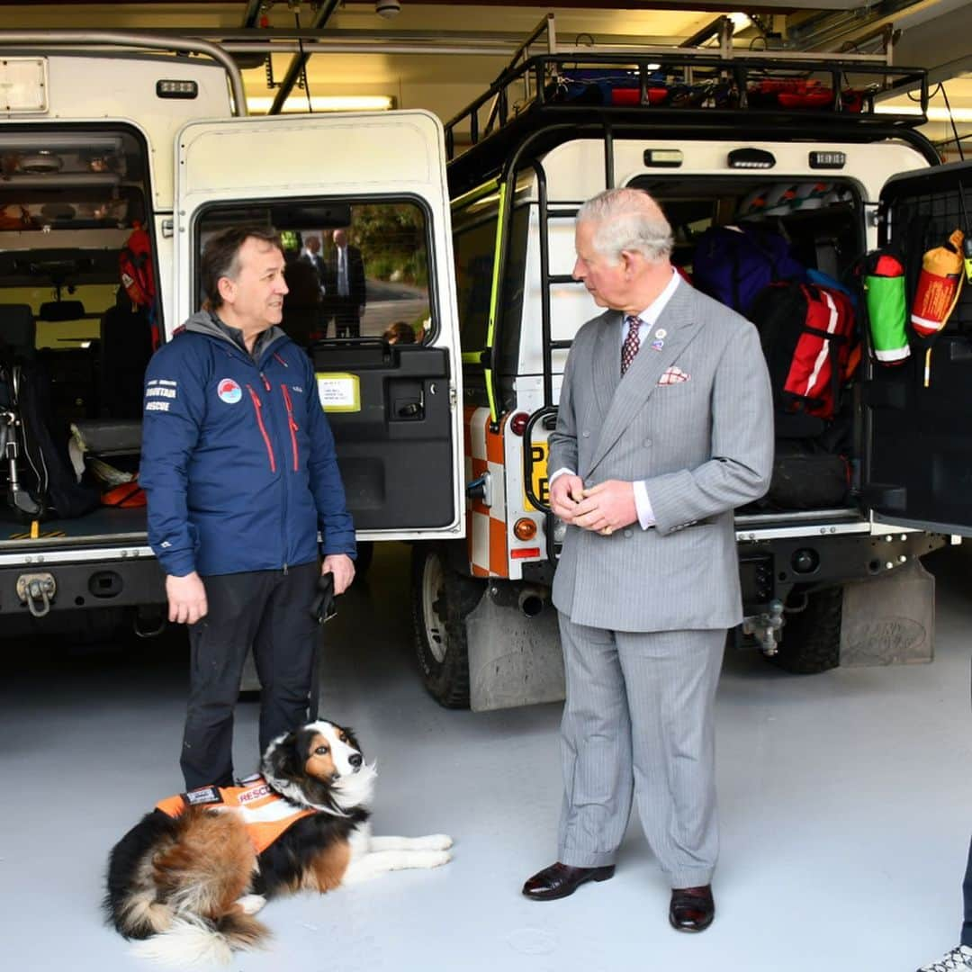 クラレンス邸さんのインスタグラム写真 - (クラレンス邸Instagram)「“We’re very lucky indeed in this country to have these mountain rescue teams...I know just how hard you all work and how dedicated you all are.” Today, during a day of engagements in Cumbria, The Prince of Wales visited the Langdale Ambleside Mountain Rescue Team. The team is entirely volunteer-run and assists in search and rescue organisations in areas across the Lake District. HRH also met Ted, one of the mountain search dogs. 🐶 See our story for more from the Royal visit to Cumbria. ⬆️」4月9日 5時01分 - clarencehouse