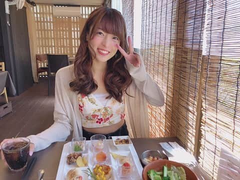 桃咲まゆさんのインスタグラム写真 - (桃咲まゆInstagram)「_ カメラ向けられてピースしちゃうあたり おしゃれインスタグラマーへの道のりは まだまだ長いねっ🥺🥺#太陽の皿#糸島」4月9日 5時06分 - mayu_momosaki