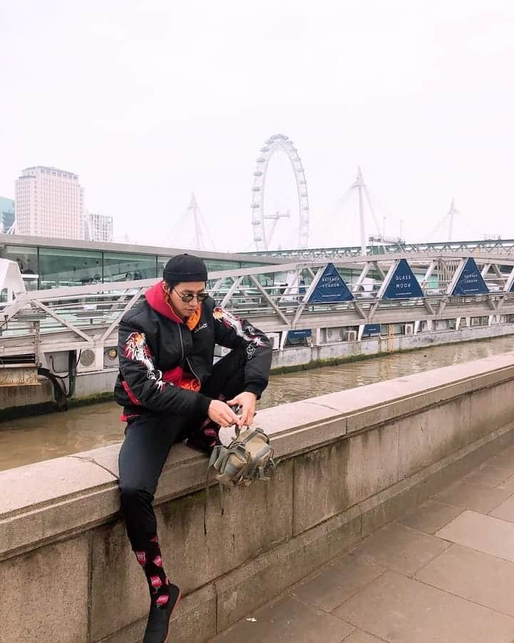 ソン・ジェリムさんのインスタグラム写真 - (ソン・ジェリムInstagram)「. yes now i’m in London what do you think about my fancy socks lol + i gotta work for my cat. leon🐱  #topshop_socks」4月9日 5時21分 - jaelim_song