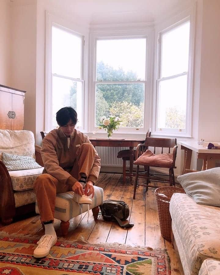 ソン・ジェリムさんのインスタグラム写真 - (ソン・ジェリムInstagram)「. yes now i’m in London what do you think about my fancy socks lol + i gotta work for my cat. leon🐱  #topshop_socks」4月9日 5時21分 - jaelim_song