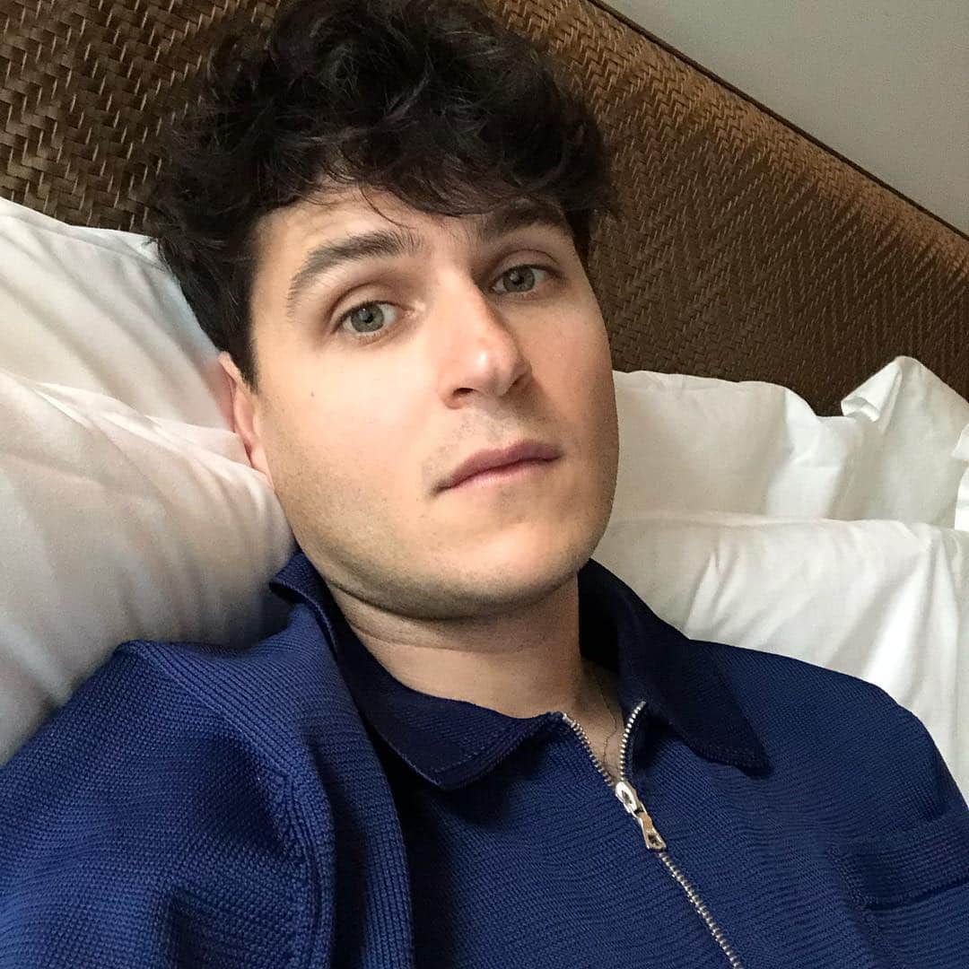 エズラ・クーニグのインスタグラム：「more excited abt the album dropping than my birthday. 3 1/2 weeks !」