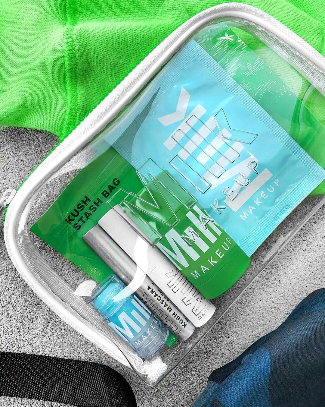 Milk Makeupさんのインスタグラム写真 - (Milk MakeupInstagram)「Stash all your Kush faves in our ❗️NEW❗️ Kush Stash Bag so you can chill out, hydrate, and refresh on the go 💨 - FEATURING: 🌿full size #cannabismask 🌿full size #kushbalm in Green Dragon 🌿mini #kushmascara 🌿mini #coolingwater 🌿pair of #coolingwater eye patches + this dank af limited-edition clear kush makeup bag - Get all these kushy faves for $49 (a $80 value) Launching on 4/10 exclusively on the @sephora app, everywhere else on 4/11 - 🌿#countdowntokush: 12 days🌿」4月9日 5時20分 - milkmakeup
