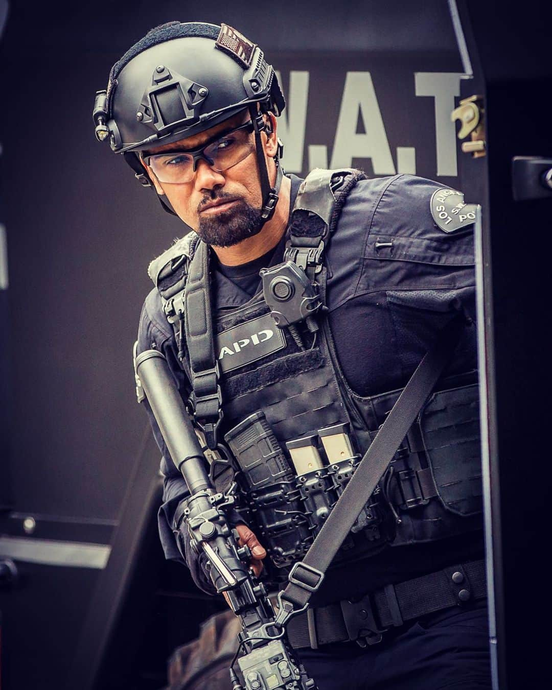 シェマー・ムーアさんのインスタグラム写真 - (シェマー・ムーアInstagram)「Hondo pulls up lookin like “_____________ !!” 😱😜🤣 .... Let me hear your best caption below ..... NEXT EPISODE of #SWAT is on APRIL 18th 🔥👊🏽💥💣 #rollswat #film #tv」4月9日 5時29分 - shemarfmoore