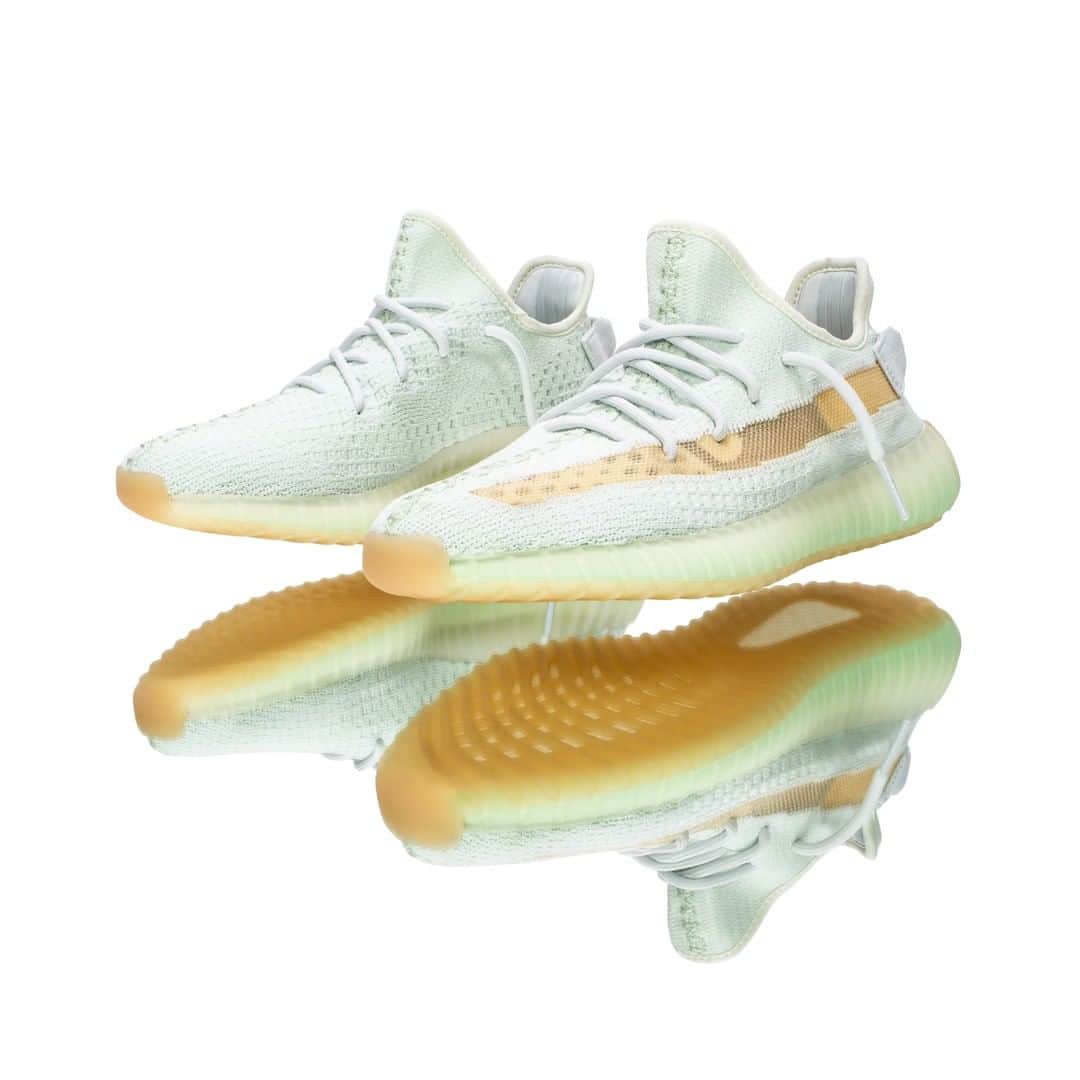 Flight Clubさんのインスタグラム写真 - (Flight ClubInstagram)「Boasting a translucent stripe on the lateral and a Primeknit upper, the Yeezy 350 V2 "Hyperspace" was amongst the first of the lineage to be a regionally exclusive release.」4月9日 5時30分 - flightclub