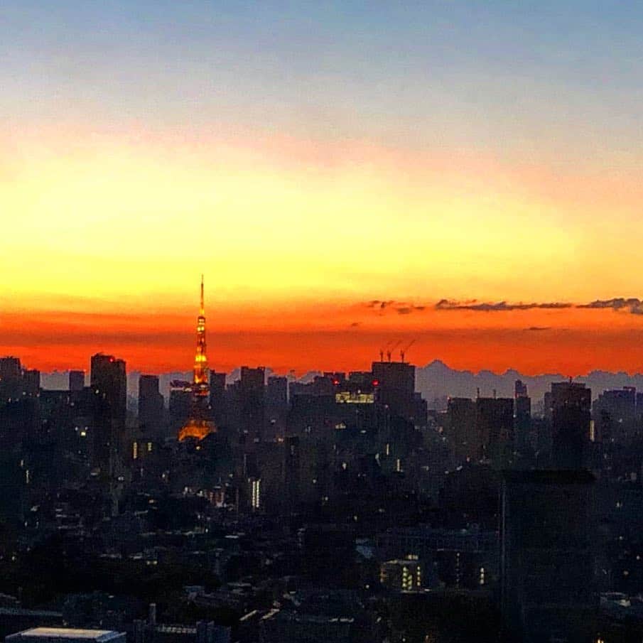 マキ・コニクソンさんのインスタグラム写真 - (マキ・コニクソンInstagram)「Good morning from Tokyo!東京は5時前から辺りが明るくなってきました。日がどんどん長くなってきてるね！😊 新しい一日の始まりです！お互いヤル気スイッチを入れてハッピーな実りのある一日を過ごしましょう！同じ一日なら楽しんだ者勝ち！👍🏼 モヤモヤする事があってもイライラしたりくよくよしないで皆んなでハッピースパイラルをまわしていこう！🤗 #東京のおすそ分け🗼 #皆んな仲良くハッピーが一番😊 #人に優しく常に思いやりの気持ちを忘れずにいようね！Have a lovely day!❤️」4月9日 5時30分 - makikonikson