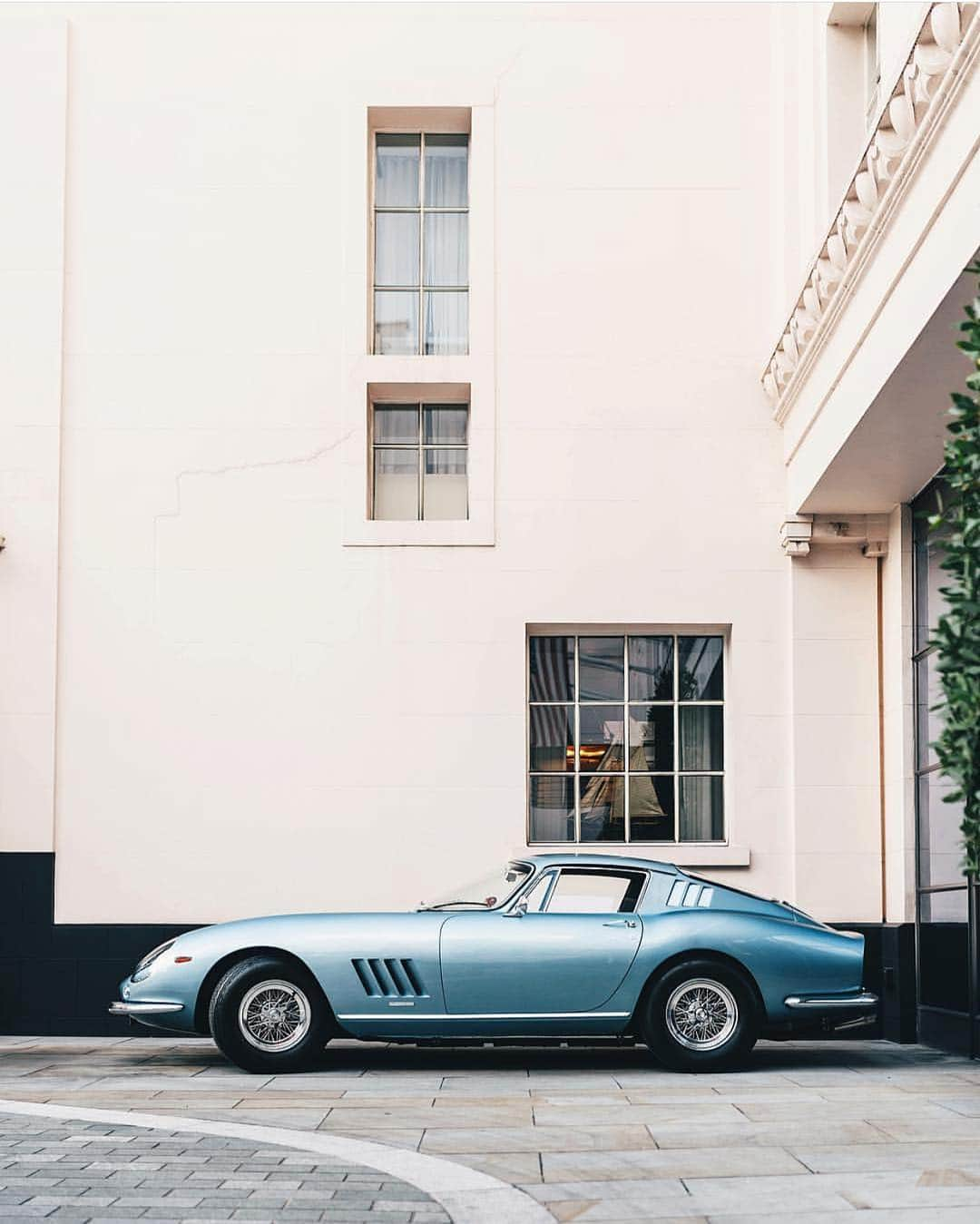 @LONDON | TAG #THISISLONDONさんのインスタグラム写真 - (@LONDON | TAG #THISISLONDONInstagram)「@masterkrishan checking in with the beautiful #Ferrari 275 GTB Longnose captured outside the The Beaumont by @tfjj - how stunning is this? 😍🔥😱 // #thisislondon #ferrari275gtb #supercarsoflondon #londonlife」4月9日 5時24分 - london