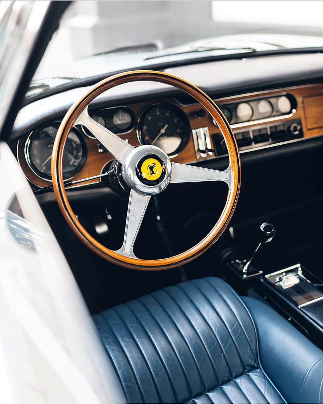 @LONDON | TAG #THISISLONDONさんのインスタグラム写真 - (@LONDON | TAG #THISISLONDONInstagram)「@masterkrishan checking in with the beautiful #Ferrari 275 GTB Longnose captured outside the The Beaumont by @tfjj - how stunning is this? 😍🔥😱 // #thisislondon #ferrari275gtb #supercarsoflondon #londonlife」4月9日 5時24分 - london