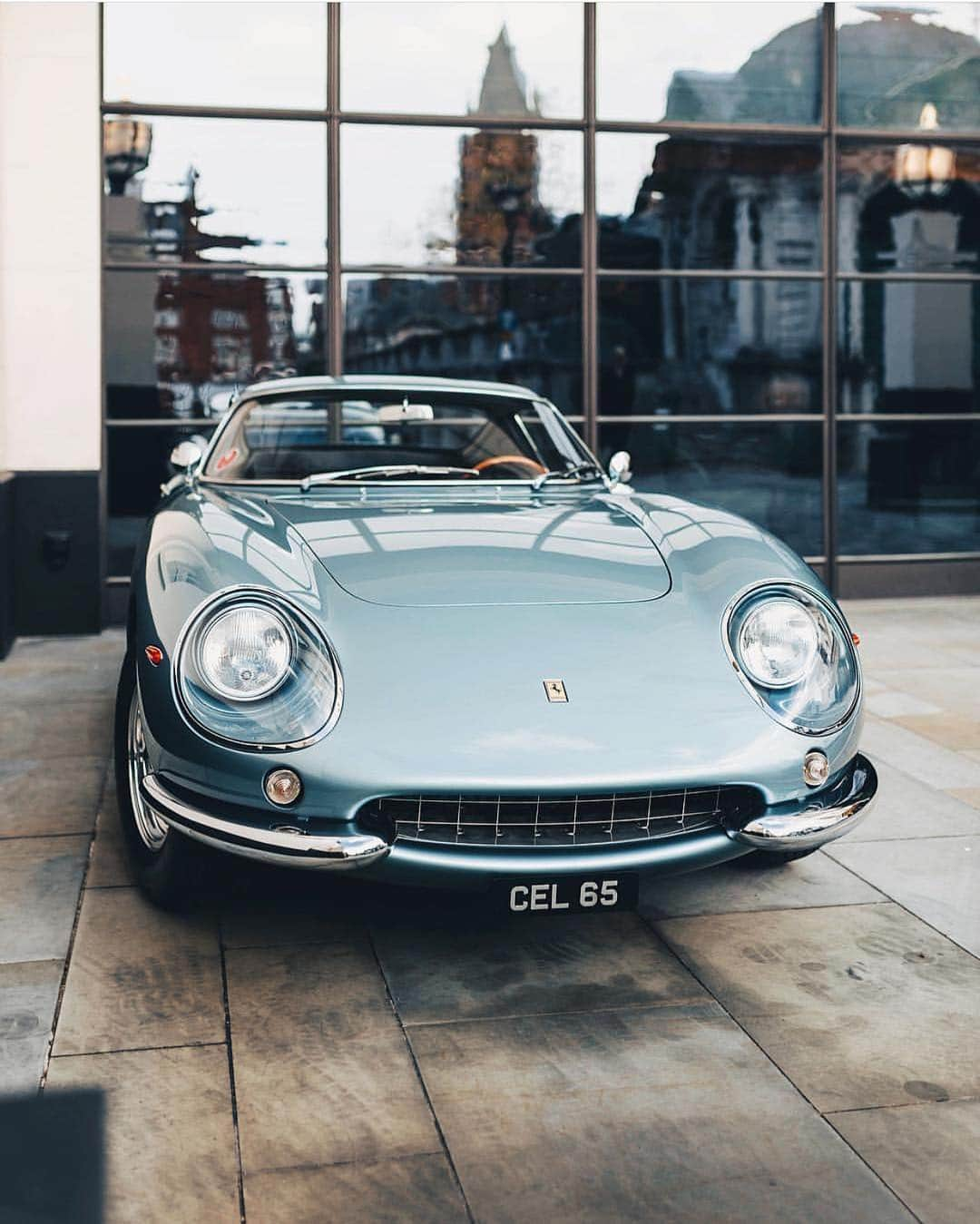 @LONDON | TAG #THISISLONDONさんのインスタグラム写真 - (@LONDON | TAG #THISISLONDONInstagram)「@masterkrishan checking in with the beautiful #Ferrari 275 GTB Longnose captured outside the The Beaumont by @tfjj - how stunning is this? 😍🔥😱 // #thisislondon #ferrari275gtb #supercarsoflondon #londonlife」4月9日 5時24分 - london