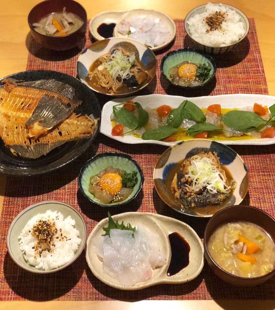 阪本智子さんのインスタグラム写真 - (阪本智子Instagram)「🍳♡ #昨日の晩御飯 釣ったヒラメでヒラメ定食😋🧡 ＊刺身 ＊カルパッチョ ＊ユッケ ＊煮付け ＊骨せんべい ＊豚汁 美味しかったー😂❤️ 🍳 #fish #flounder #flounderfishing #fishing #fishinggirl #cooking #food #foodstagram #seafood #homedinner #washoku  #釣り #魚 #ヒラメ #料理 #手料理 #魚料理 #おうちごはん #和食 #盛り付け #阪本智子」4月9日 5時35分 - tomoko_sakamoto423
