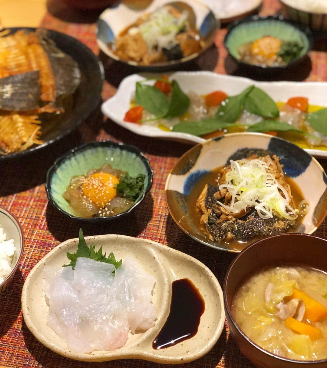 阪本智子さんのインスタグラム写真 - (阪本智子Instagram)「🍳♡ #昨日の晩御飯 釣ったヒラメでヒラメ定食😋🧡 ＊刺身 ＊カルパッチョ ＊ユッケ ＊煮付け ＊骨せんべい ＊豚汁 美味しかったー😂❤️ 🍳 #fish #flounder #flounderfishing #fishing #fishinggirl #cooking #food #foodstagram #seafood #homedinner #washoku  #釣り #魚 #ヒラメ #料理 #手料理 #魚料理 #おうちごはん #和食 #盛り付け #阪本智子」4月9日 5時35分 - tomoko_sakamoto423