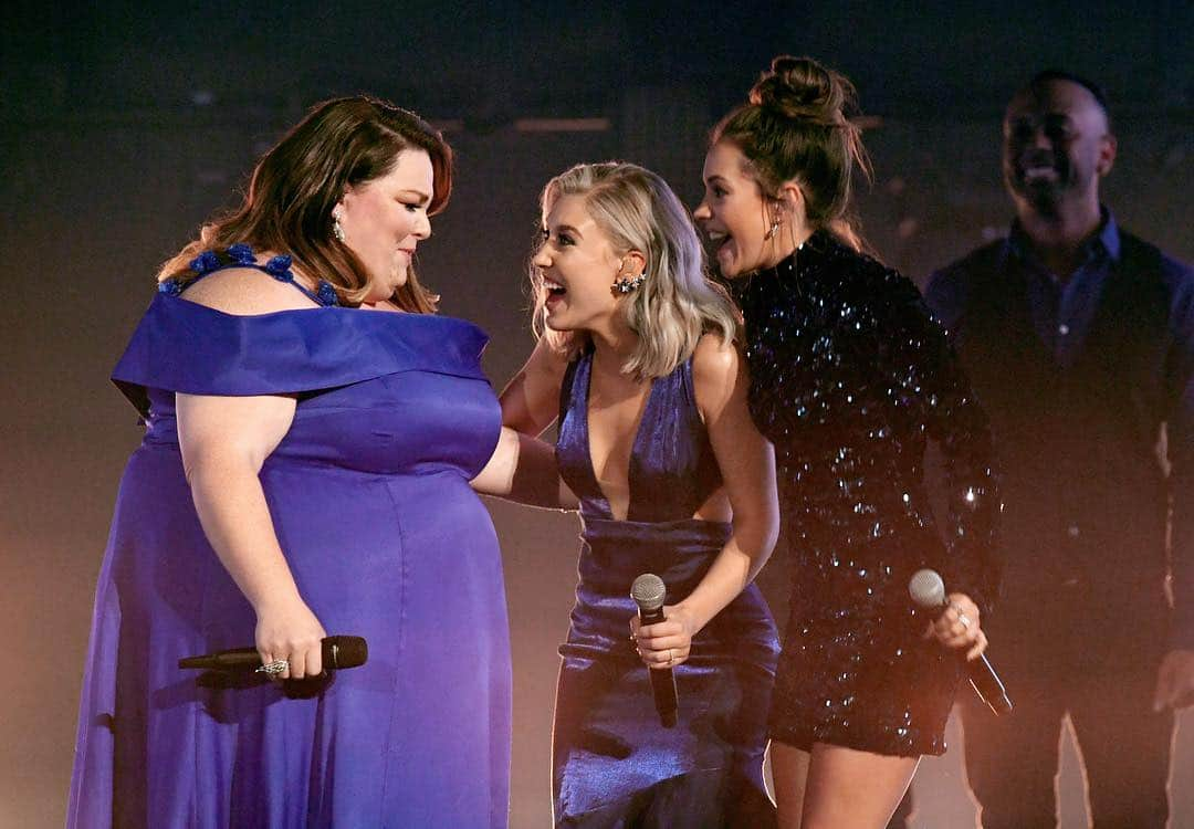 Maddie & Taeさんのインスタグラム写真 - (Maddie & TaeInstagram)「Stepped off stage after last night’s performance feeling alllll the feelings. We were just so inspired by @chrissymetz ‘s song we hope everyone else was too 💙 y’all go watch her new movie “Breakthrough” in theaters April 17th!」4月9日 5時35分 - maddieandtae