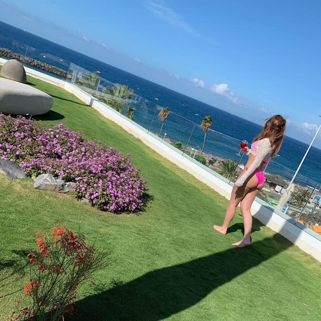 ニッキー・サンダーソンさんのインスタグラム写真 - (ニッキー・サンダーソンInstagram)「Obligatory holiday butt shot 🍑  #windswept #holiday #sun #bikini #sunshine #wine #rosewine #bikini #pinkbikini #bum #bottom #butt #tb #throwback #weekendaway #sea #nofilter」4月9日 5時35分 - niknaksanderson