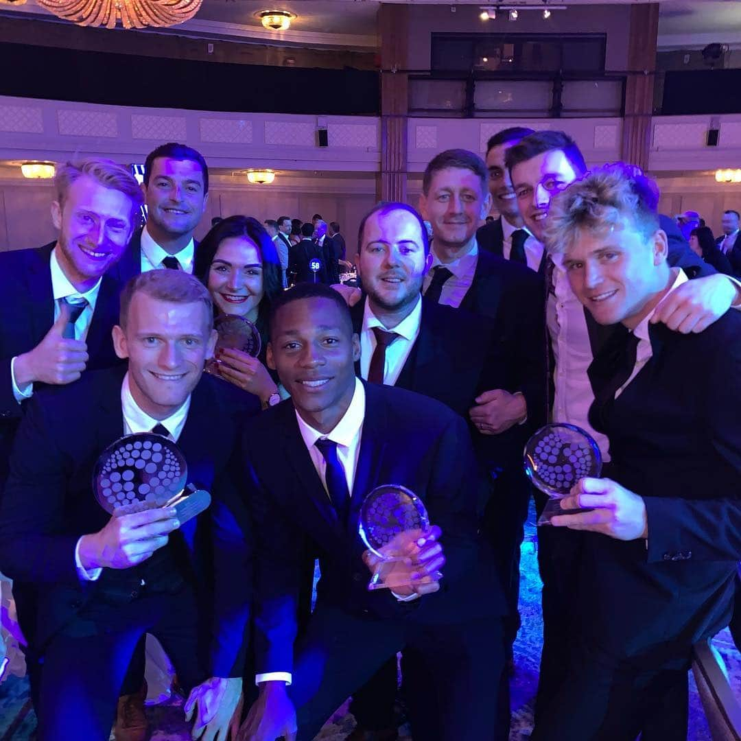 キャメロン・マクギーハンさんのインスタグラム写真 - (キャメロン・マクギーハンInstagram)「Good fun last night at the @efl awards with these guys 👌🏻 @barnsleyfc」4月9日 5時37分 - cameronmcgeehan