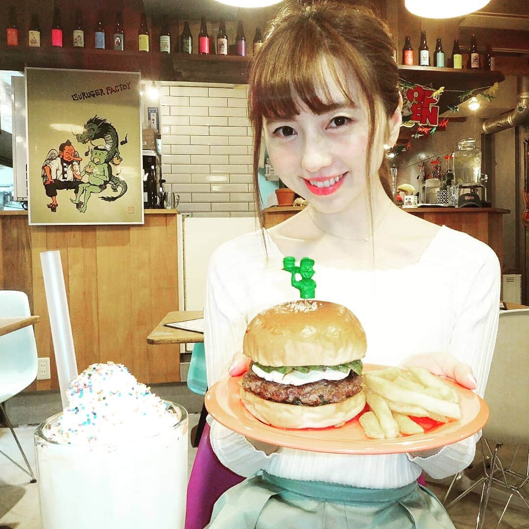 早川愛さんのインスタグラム写真 - (早川愛Instagram)「きゃー♡♡♡ 念願のバーガーファクトリー @burger_factory.jp ♡♡♡ ・ ２月に中目黒にオープンしてから気になっていてやっといけました♡  私はアボカドクリームチーズバーガーとライムシェイク、yummyyyyy...♡♡♡ ・ はぁーしあわせだぁー♡♡♡ たまにはいいでしょ♡♡♡ ・  パテのお肉が肉肉しくてボリューム満点で ライムシェイクもやみつきになる味っ♡♡ ・ こんどは甘じょっぱい系もたべたいなぁ...♡♡♡ ・ 店内もポップでかわいくて お店の前もかわいかったよ♡♡ ・ ・ ・  #バーガーファクトリー #ハンバーガー #シェイク #中目黒 目黒銀座商店街のつきあたり #中目黒グルメ #中目黒カフェ #祐天寺 #祐天寺カフェ #カフェ巡り #ハンバーガー部 #女子会 #burgerfactory #hamburger #shake #cafe」4月9日 5時57分 - megumegu_1006