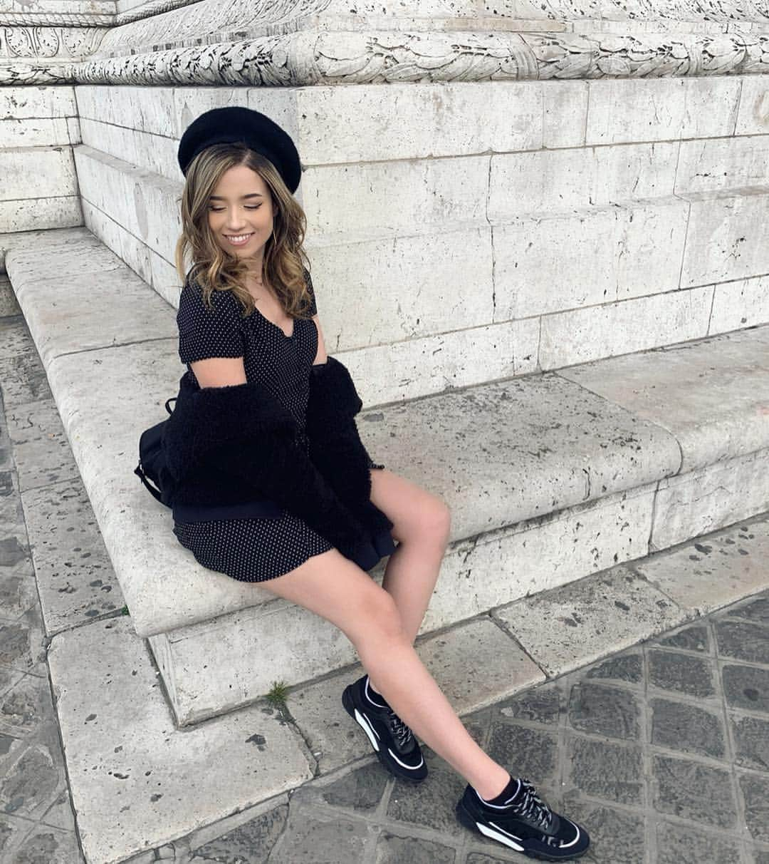 Pokimaneさんのインスタグラム写真 - (PokimaneInstagram)「paris, day one ☺️🥖」4月9日 5時54分 - pokimanelol