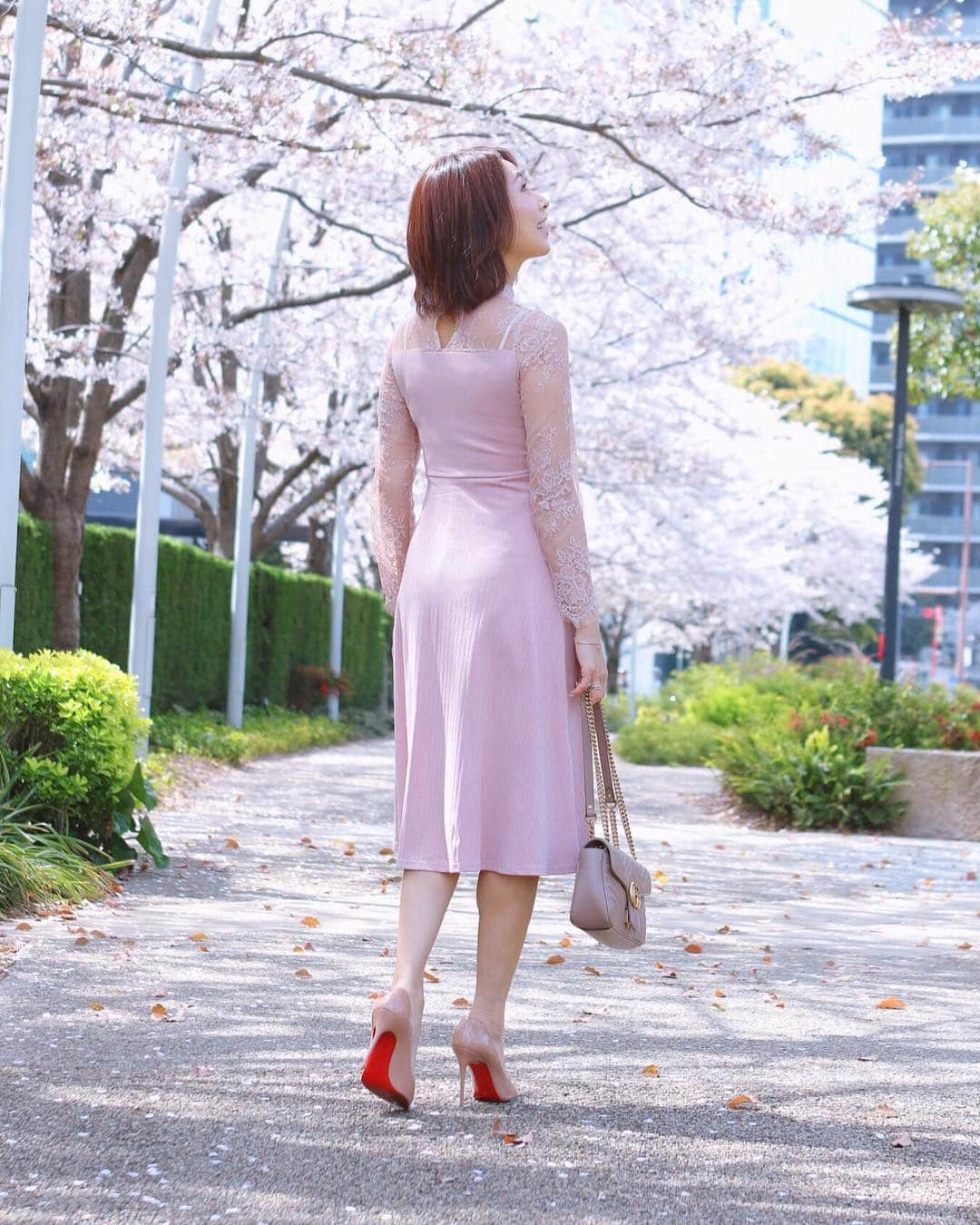 宮田綾子さんのインスタグラム写真 - (宮田綾子Instagram)「ハイヒールLOVERS Ayako⁑ 🌸🌸🌸 Photo by @matsuda440  #onepiece #jsfashion #bag #gucci #highheels #christianlouboutin  ___________________★ ___________________﻿﻿﻿﻿ インスタコンサルティング受付中 詳細はプロフィールURLよりご覧ください﻿﻿﻿﻿ LINEお友達登録 ＠ayakomiyata ___________________★ __________________  #ハイヒールLOVERS #宮田綾子 #桜 #桜色 #桜満開 #さくら #サクラ #cherryblossom  #tokyo #pink #tokyomidtown #midtown_amb #東京ミッドタウン #お花見 #お花見コーデ #花見 #pinkdress #ルブタン #東京カメラ部 #カメラマン #平成最後の桜 #後姿 #横顔」4月9日 6時06分 - ayako__miyata