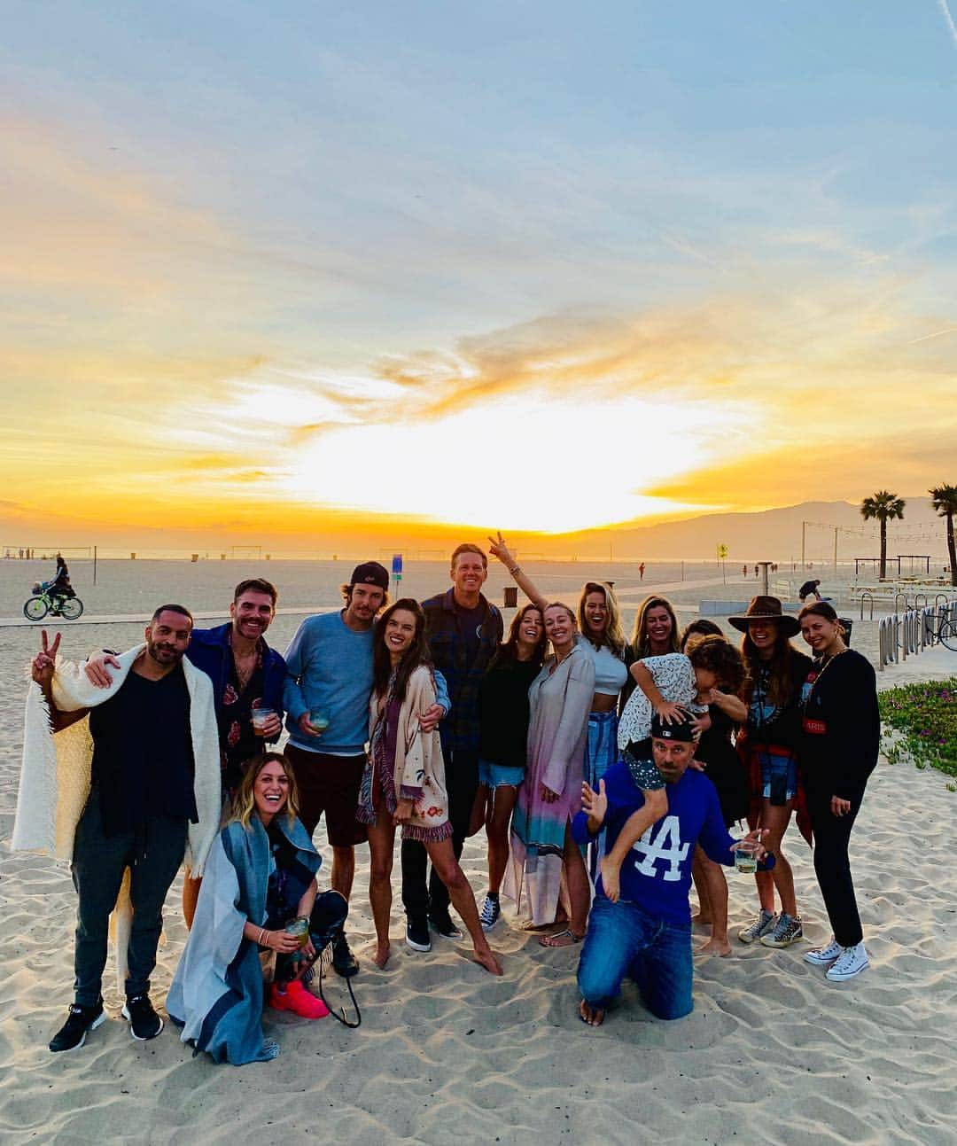 アレッサンドラ・アンブロジオさんのインスタグラム写真 - (アレッサンドラ・アンブロジオInstagram)「Weekends are the best .... 🌅 #calilife #friendsandfamily」4月9日 5時58分 - alessandraambrosio