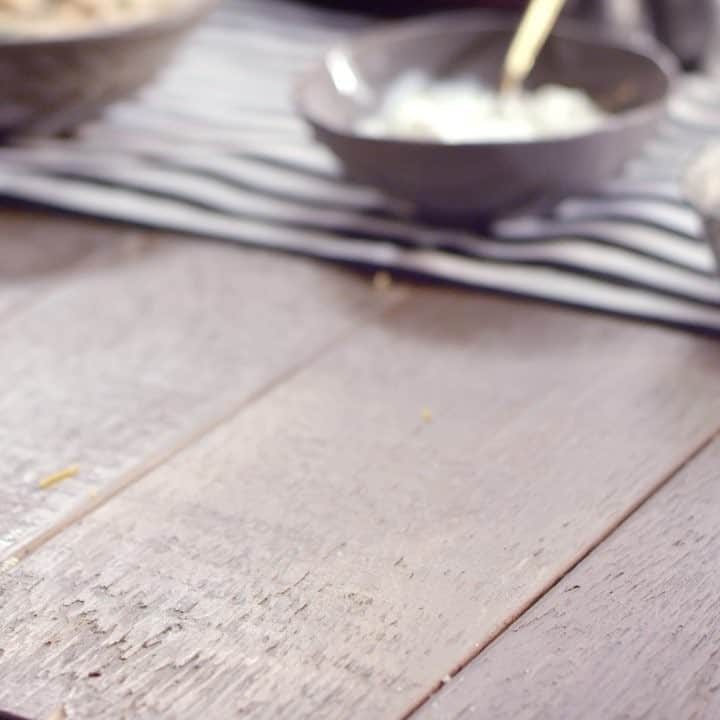 ジョンソンヴィルのインスタグラム：「It's #game night and you forgot to plan ahead for dinner. That's exactly why we created Flame Grilled Sausage. Delicious grilled flavor when you can't get to the grill, because we've already grilled it for you.  Double bonus: this Sausage Spaghetti Nest recipe is 👌 and we've got a lot more like it at the link in our bio.」