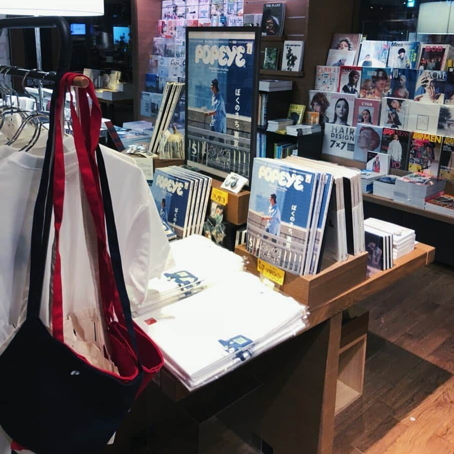 代官山 蔦屋書店　DAIKANYAMA T-SITEさんのインスタグラム写真 - (代官山 蔦屋書店　DAIKANYAMA T-SITEInstagram)「【SOUVENIR SHOP POPEYE at 代官山 蔦屋書店】﻿ ﻿ POPEYEを愛読するシティボーイたち、東京のカルチャーは（ほぼ）POPEYEを通じて学んできたシティボーイたち、そんなシティボーイたちがPOPEYEをさらに好きになるようなフェアを、4月9日(火)〜5月8日(水)まで代官山 蔦屋書店で開催します。その名もSOUVENIR SHOP POPEYE at 代官山 蔦屋書店！﻿ ﻿ 昨年、開催し大反響を呼んだ「SOUVENIR SHOP POPEYE」﻿ 今回は『POPEYE』5月号(特集:「ぼくのまち、東京」)発売に合わせ、オリジナルTシャツからサコッシュ、マグネットなど数種類のアイテムや関連書籍などを販売します。﻿ ﻿ 「せっかく暮らしたり、学んだり、仕事したり、遊びに来たりしている街だから、好きなところをたくさん見つけたい」。5月号では、東京を「ぼくの街」と呼びたくなるくらい愛着をもって作られたディープでリアルな東京ガイド。そして、POPEYEらしさが溢れたシティボーイ必見の最新号です。﻿ ﻿ POPEYE片手に、SOUVENIR SHOP POPEYEで手に入れたアイテムを身に付けて東京を歩きませんか？﻿ ﻿ 【ご注意事項】﻿ ご購入は、各アイテムお一人さま3点までとさせていただきます。﻿ 商品は完売時、販売終了とさせていただきます。﻿ お取り置きやご予約は承れません。ご了承ください。﻿ また、転売目的でのご購入は固くお断りさせていただきます。﻿ ﻿ ﻿ ﻿ #スーベニアショップポパイ #souvenirshoppopeye #popeyemagazine #ぼくのまち東京 #POPEYE #ポパイ #代官山蔦屋書店 #daikanyamatsutaya」4月9日 6時07分 - daikanyama.tsutaya