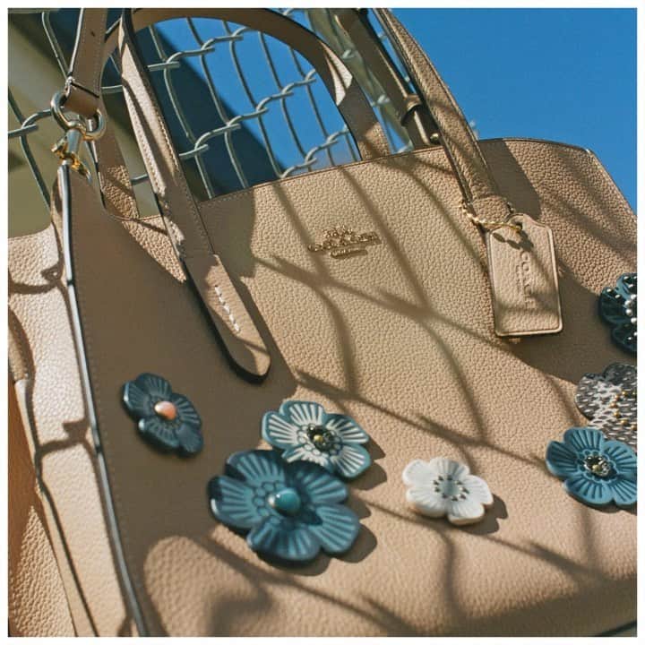 のインスタグラム：「Good vibes only for @durhanewongrieger and her Charlie bag customized with blue Tea Roses. "The Tea Roses are very positive and you can do a lot with them in different colors and varieties." #CoachCreate #CoachNY」