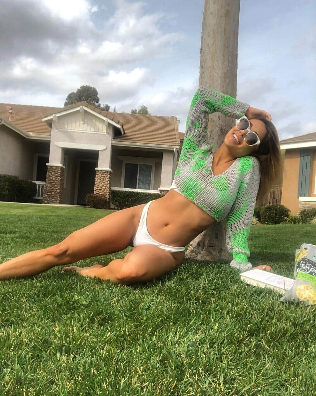 Tianna Gregoryさんのインスタグラム写真 - (Tianna GregoryInstagram)「Book, chips and a tan before Coachella 🌞 @fashionnova」4月9日 6時17分 - tiannag