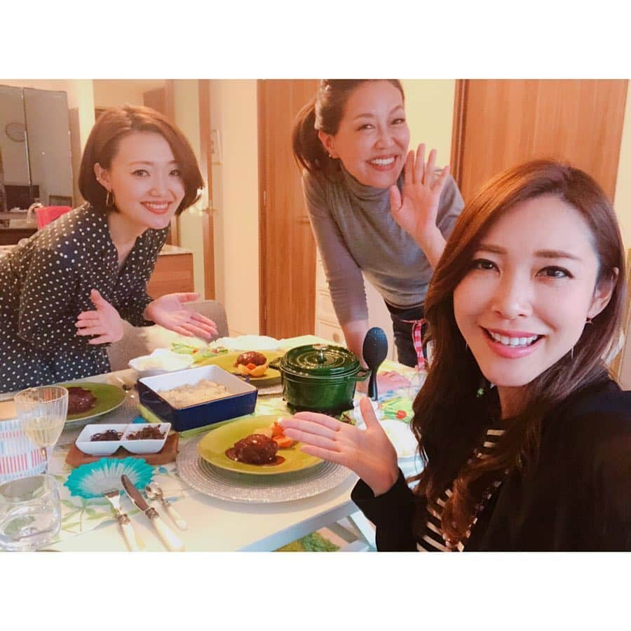 長谷川朋美さんのインスタグラム写真 - (長谷川朋美Instagram)「昨日は#ホリスティック栄養コンサルタント のゆかりさん宅にお招きいただき、愛情たっぷりの手料理ランチ💓 ・ もー どこの高級レストランよりも人の手料理が大好き😆 中でも、ゆかりさんつくるお料理は格別に美味しい‼︎ 栄養や味だけでなく、いいエネルギー入ってるからね😎 ・ 娘のサリーちゃんは元ルミエールスタッフでもあり、優しくて気遣いができる本当に可愛い子❤️ 初めましてのピコたんにももうメロメロ😻 （ウチのプリンに性格が似てたーw） ・ 2人は魂の会話ができて多く伝えなくても通じ合える友✨ 幸せすぎる時間でした♡ ・ ゆかりさんプロデュースの月のパパイヤ酵素は、発酵させる糖までオーガニックのサトウキビにこだわったもので、味も美味しいから毎日続けられてオススメ❣️ ・ 次回はお料理教室で伺いまーす😁 ・ #細谷ゆかり #ホリスティック栄養学 #holistic #波動 #量子力学 #仲良し親子 #素敵親子 #魂の友 #お家ごはん #お家レストラン #心と体が喜ぶ食事 #dog  #おもてなし #月の酵素 #新月 #満月 #パパイヤ酵素」4月9日 6時19分 - hasegawa.elena.tomomi