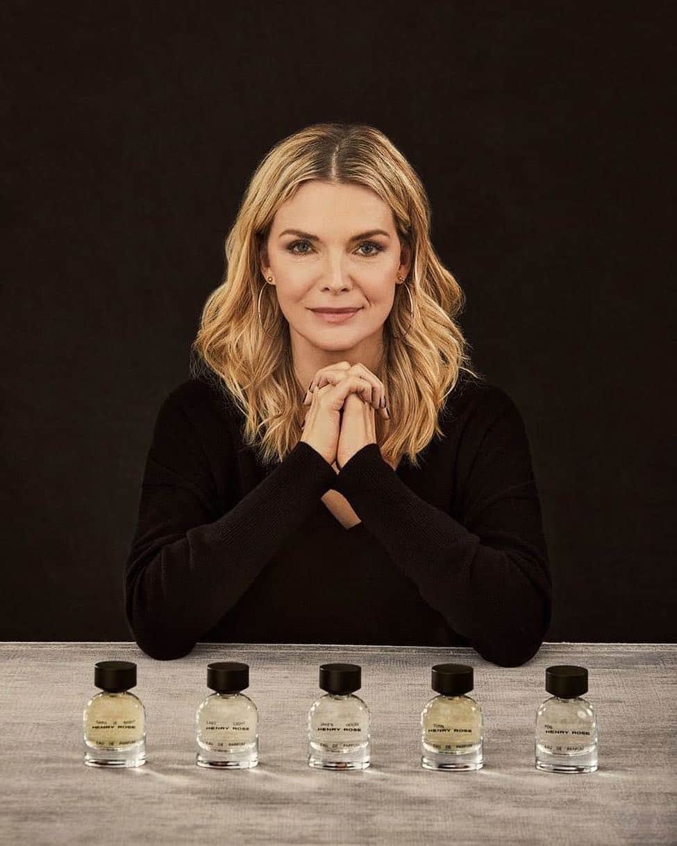Vogue Beautyさんのインスタグラム写真 - (Vogue BeautyInstagram)「For @michellepfeifferofficial, scent has always been the ultimate aide-mémoire. became a fine fragrance enthusiast as her career ascended in Hollywood, but when she became a mother, she started to rethink many facets of her lifestyle—including the perfumes she was using to dress her wrists and décolletage. "I began to take a closer look at the products I was exposing my kids to," she explains. When she found dead ends attempting to work on a non-toxic fragrance with at a couple of cosmetics companies, she set out to launch her own line. The collection, called @henryrose, features a wardrobe of five original scents and is fully transparent about its Environmental Working Group-verified ingredients. Tap the link in our bio to learn more.」4月9日 6時21分 - voguebeauty