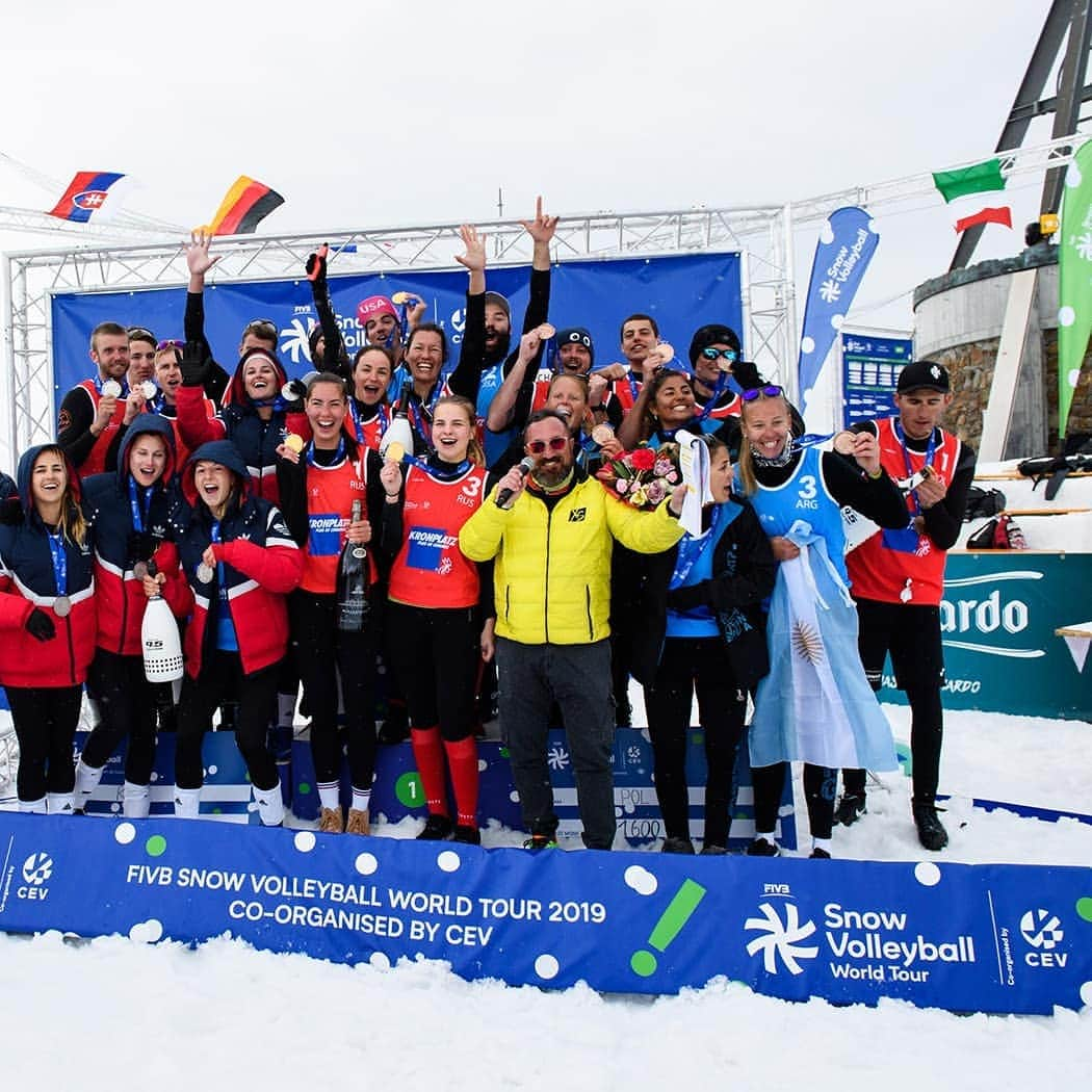 USA Volleyballさんのインスタグラム写真 - (USA VolleyballInstagram)「ICYMI our snow volleyball teams 🇺🇲 took home the hardware from the FIVB World Tour event in Italy. The men's II team won gold 🥇  and the women won silver 🥈. Check the story on our web site (🔗 in bio) for more info and to watch the medal matches. #USAVsnow #snowvolleyball」4月9日 6時21分 - usavolleyball