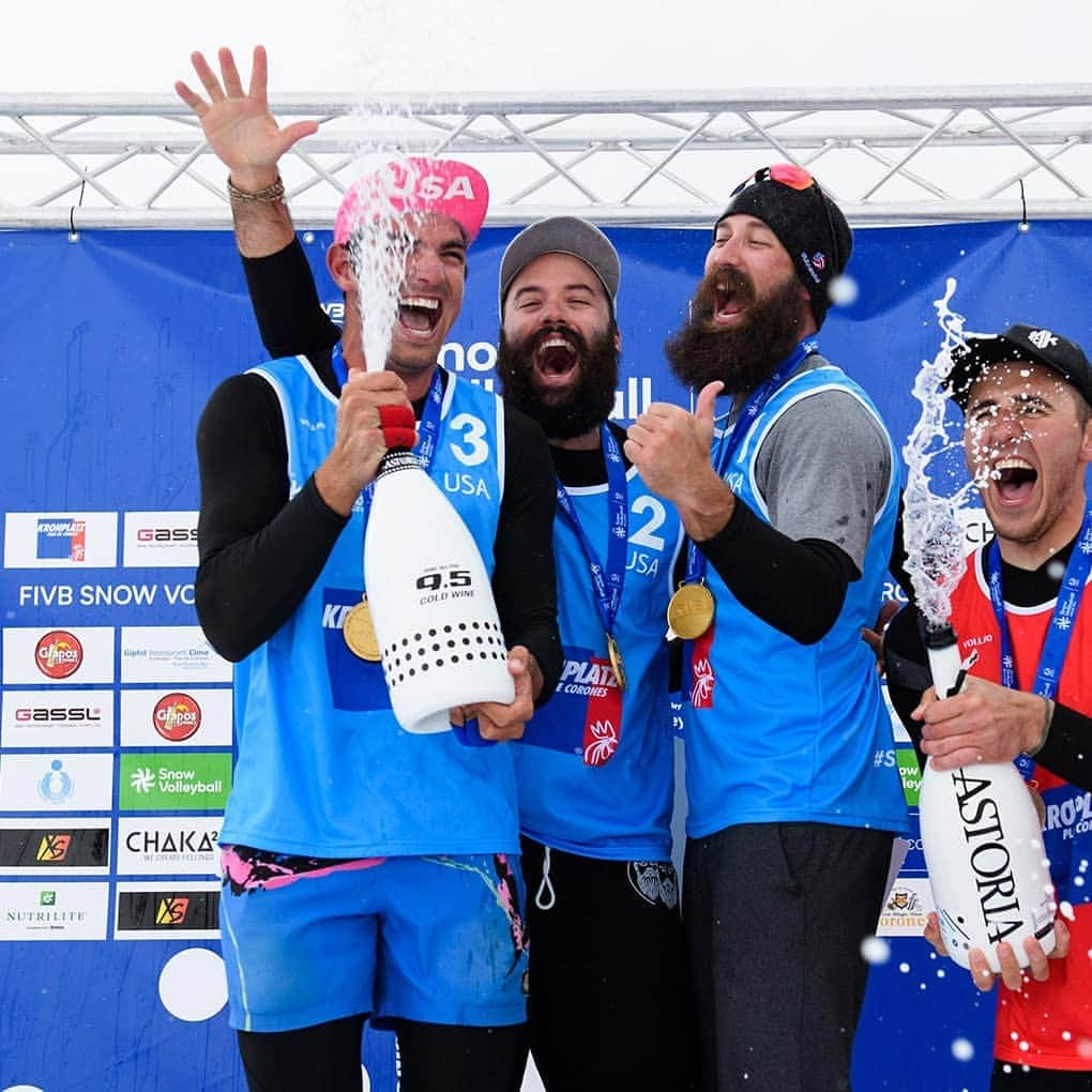 USA Volleyballさんのインスタグラム写真 - (USA VolleyballInstagram)「ICYMI our snow volleyball teams 🇺🇲 took home the hardware from the FIVB World Tour event in Italy. The men's II team won gold 🥇  and the women won silver 🥈. Check the story on our web site (🔗 in bio) for more info and to watch the medal matches. #USAVsnow #snowvolleyball」4月9日 6時21分 - usavolleyball