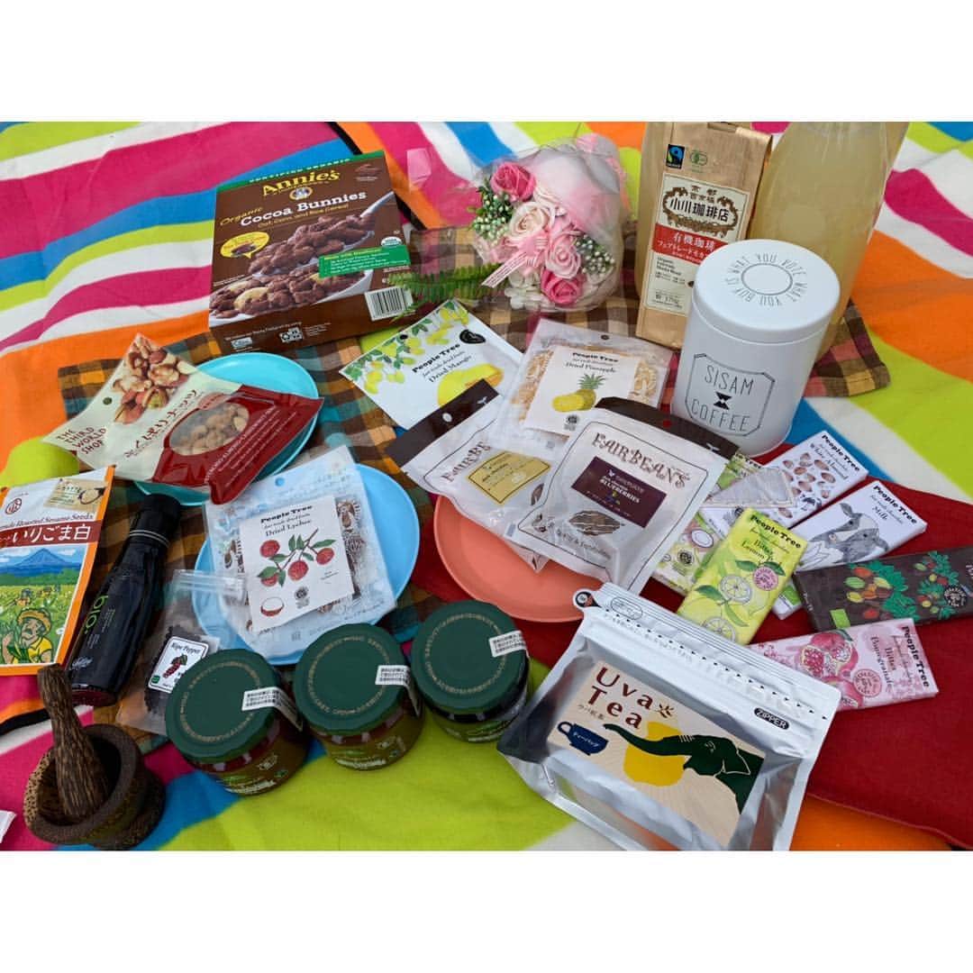 空木マイカさんのインスタグラム写真 - (空木マイカInstagram)「昨日はフェアトレードのママサークルぽかぽか @pokapoka_fairtrade_mama でフェアトレードお花見tea partyでした🌸フェアトレードの商品だけ使ったtea party！できちゃうもんなんですよね〜☺️ ･ ぽかぽかは名古屋市内や近郊のママ達が集まって、ママ目線でフェアトレードのものを紹介してます👍新メンバーも増えて盛り上がり中！ご興味ある方、お気軽にぽかぽかのインスタからDMくださーい😁✋ ･ そして5/6(月･祝)にフェアトレードコーヒーサミット、名城公園トナリノで開催します！今年も司会させて頂きます🎤コーヒー好きのみなさまぜひ❤️去年も14時頃にはマグカップは無くなってしまって、それ以降の方は紙カップになるのでお早めがオススメです✨ #フェアトレード #エシカル消費 #ぽかぽか #ママ」4月9日 6時24分 - maika_utsugi