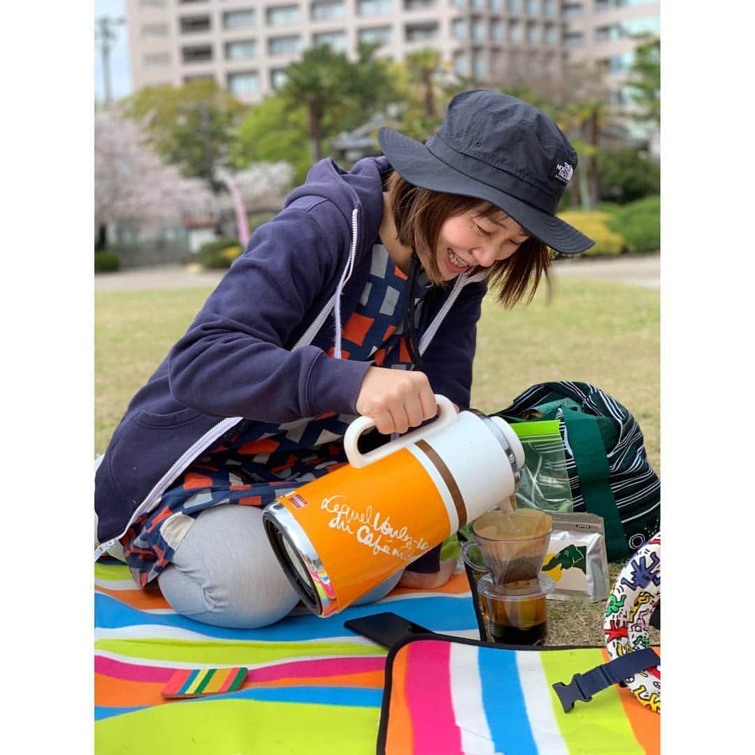空木マイカさんのインスタグラム写真 - (空木マイカInstagram)「昨日はフェアトレードのママサークルぽかぽか @pokapoka_fairtrade_mama でフェアトレードお花見tea partyでした🌸フェアトレードの商品だけ使ったtea party！できちゃうもんなんですよね〜☺️ ･ ぽかぽかは名古屋市内や近郊のママ達が集まって、ママ目線でフェアトレードのものを紹介してます👍新メンバーも増えて盛り上がり中！ご興味ある方、お気軽にぽかぽかのインスタからDMくださーい😁✋ ･ そして5/6(月･祝)にフェアトレードコーヒーサミット、名城公園トナリノで開催します！今年も司会させて頂きます🎤コーヒー好きのみなさまぜひ❤️去年も14時頃にはマグカップは無くなってしまって、それ以降の方は紙カップになるのでお早めがオススメです✨ #フェアトレード #エシカル消費 #ぽかぽか #ママ」4月9日 6時24分 - maika_utsugi