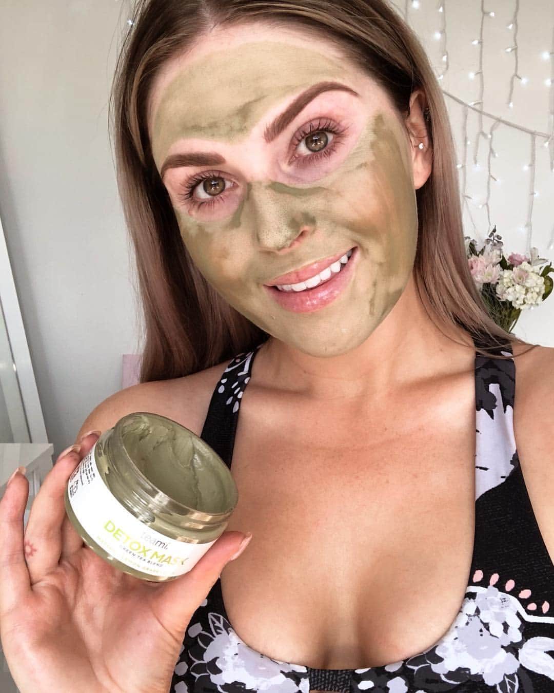 Shannonさんのインスタグラム写真 - (ShannonInstagram)「I’ve been a #teamipartner for so long because I am honestly obessssed with the @teamiblends skincare line! 🍃 I get a lot of blackheads, congestion and dead skin build up around my chin and nose from makeup and workouts, and the mask and scrub by Teami is great to help control my problems! lol 😂  It helps to control break outs but it’s still not too harsh or drying! 💦 In my vlog I also show you their NEWWWW Vitamin C serum infused with hibiscus (AKA nature’s botox #signmeup!) check out my 'masking and chatting' vlog for more details 💕 and of course I asked for a discount for you guys - use my code SHAN20 for 20% off! 🛍 #thankyouteami #collab」4月9日 6時28分 - shaaanxo