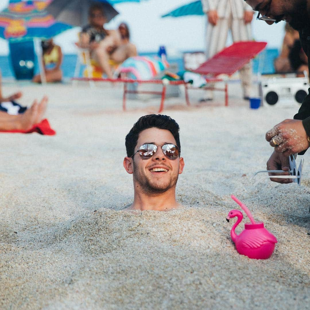 ニック・ジョナスさんのインスタグラム写真 - (ニック・ジョナスInstagram)「I got sand in my pants」4月9日 6時29分 - nickjonas