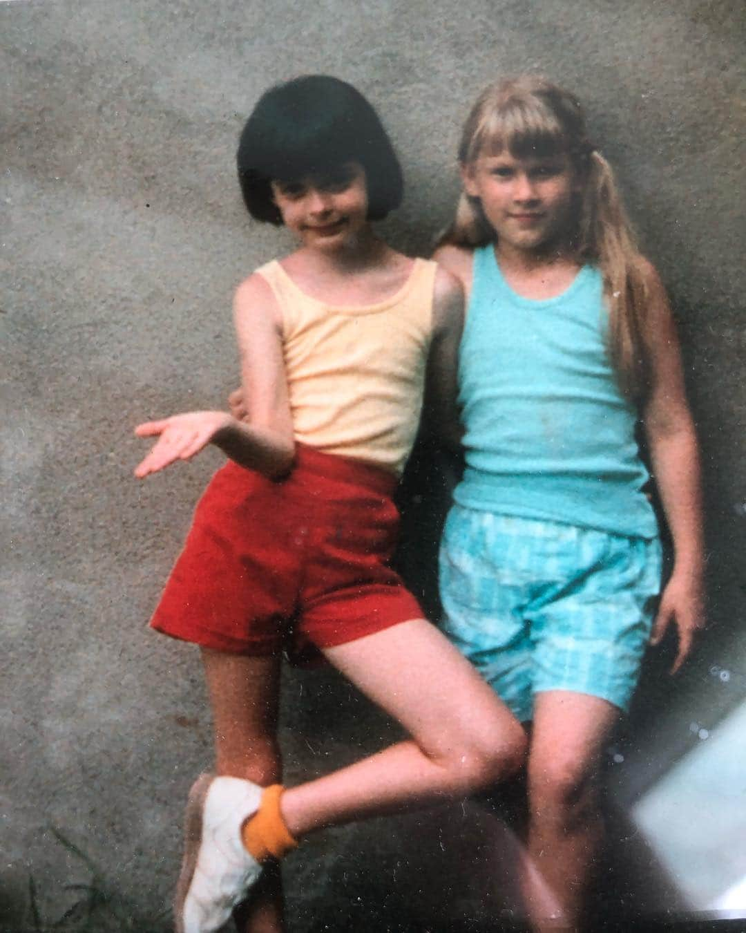 クリステン・リッターさんのインスタグラム写真 - (クリステン・リッターInstagram)「Hair cut goals. Me and my Cuz. 👯‍♀️」4月9日 6時35分 - therealkrystenritter